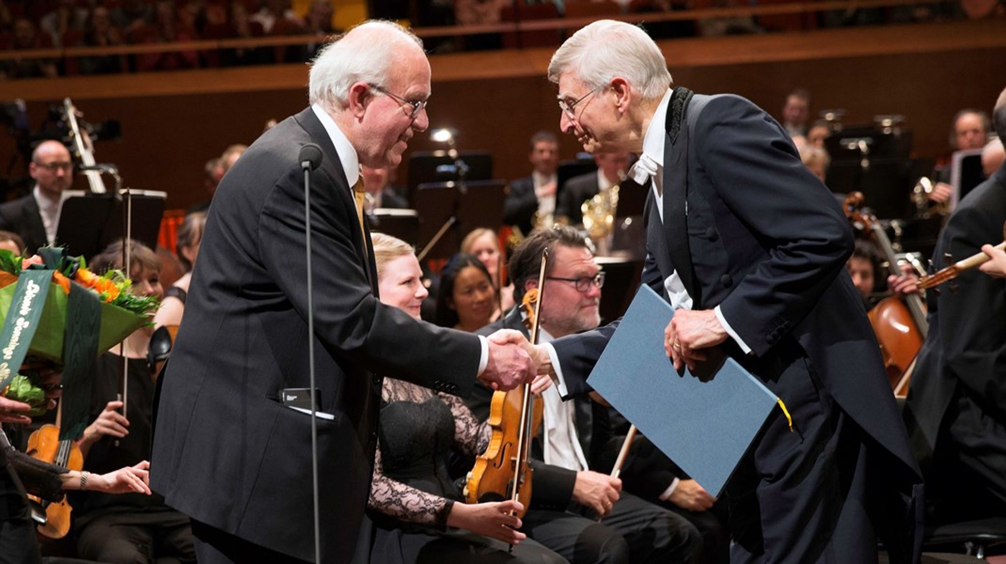 Steen
Frederiksen overrækker Léonie Sonnings musikpris til den svenske dirigent Herbert
Blomstedt ved en koncert i DR Koncerthuset 7. april 2016 i DR Byen.