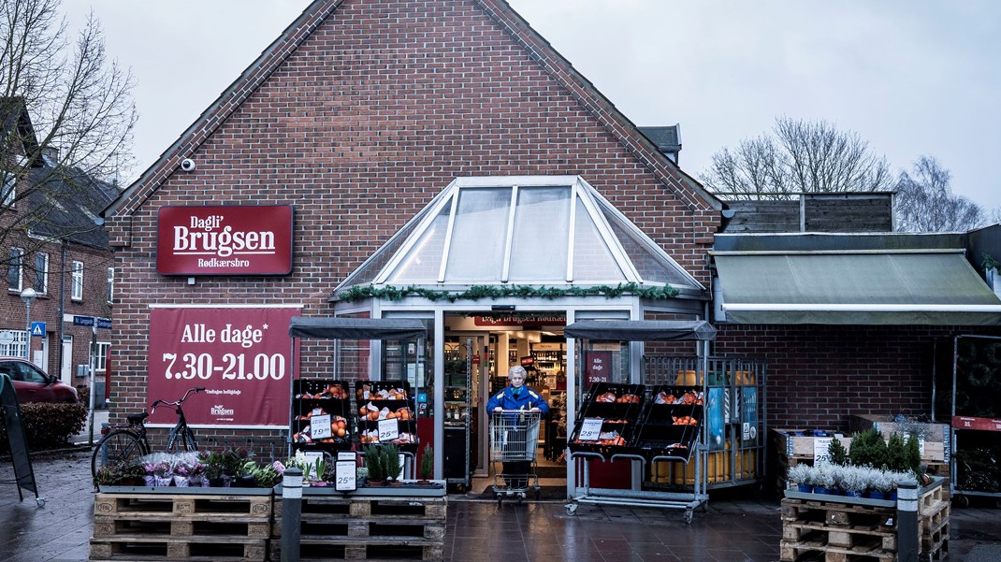 "Når jeg ser de mange lukkede
butikker, især i mindre byer, hvor der er langt til de handlende, så tænker
jeg: Hvorfor er der ikke nogen, der slutter sig sammen om at bevare
nærbutikkerne i stedet for at folk tager bilen og handler ind i fjerntliggende
supermarkeder," skriver Bertel Haarder.