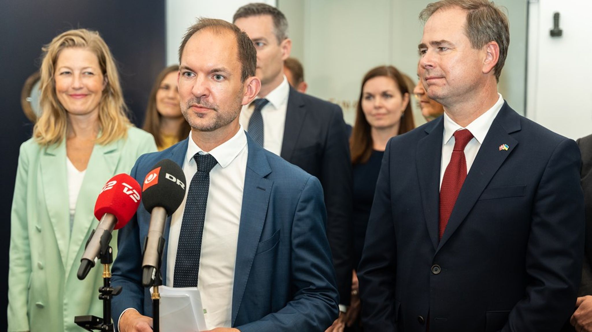 <span>Klima, energi- og
forsyningsminister Dan Jørgensen (S) har netop præsenteret en grøn skattereform
sammen med finansminister Nicolai Wammen, skatteminister Jeppe Bruus (S) samt
repræsentanter fra aftalepartierne.<b></b></span>