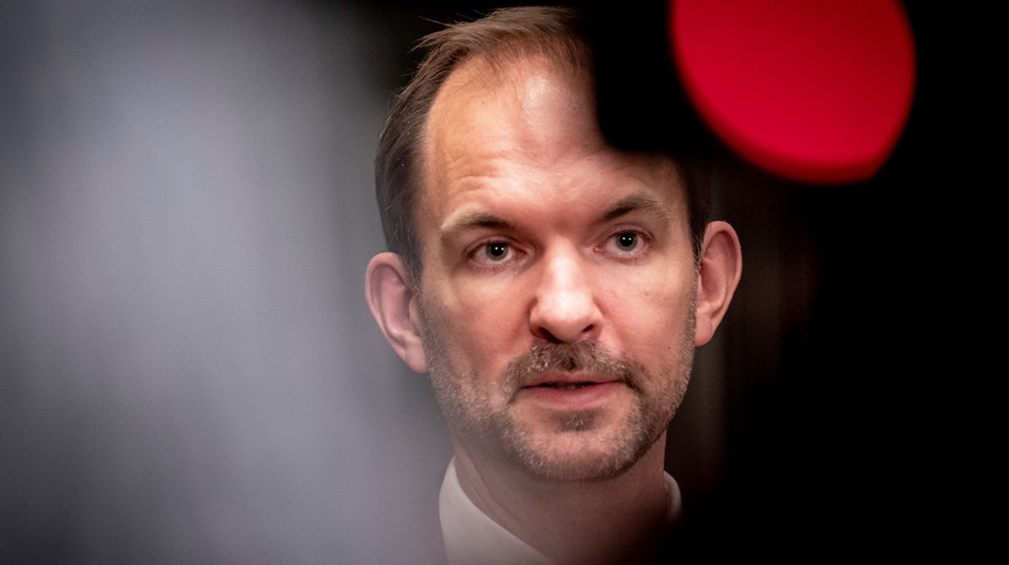 Klimarabatten til pluginhybridbiler fortsætter, selvom den har mødt kritik. Skatteminister Jeppe Bruus (S) forsvarer afgiftsrabatten med, at den årligt udfases.<br><br>