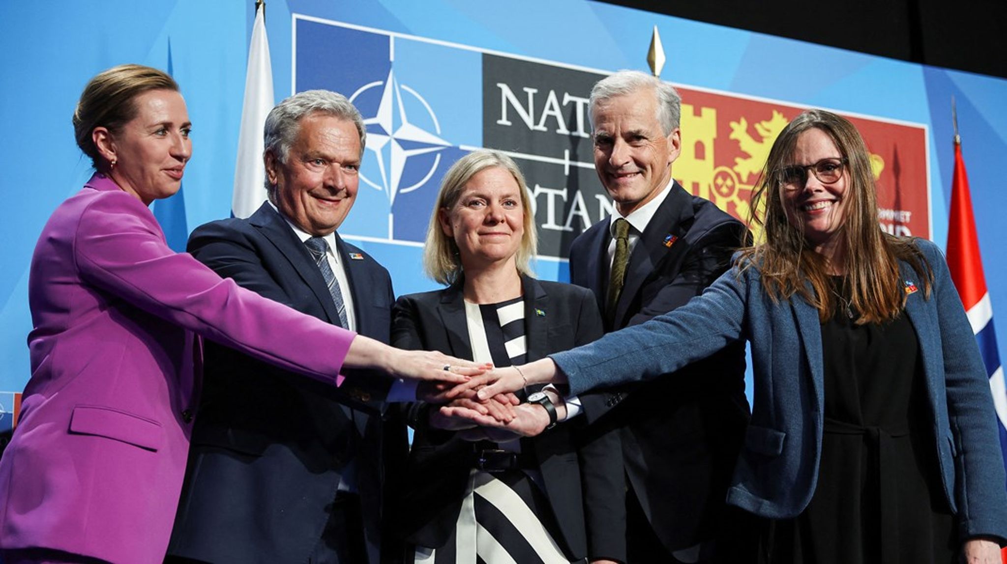 Nordisk fejring i Madrid. Statsminister Mette Frederiksen (S) sammen med Finlands præsident, Sauli Niinisto, og statsministrene fra Sverige, Norge og Island: Magdalena Andersson, Jonas Gahr Støre og Katrin Jakobsdottir.<br>