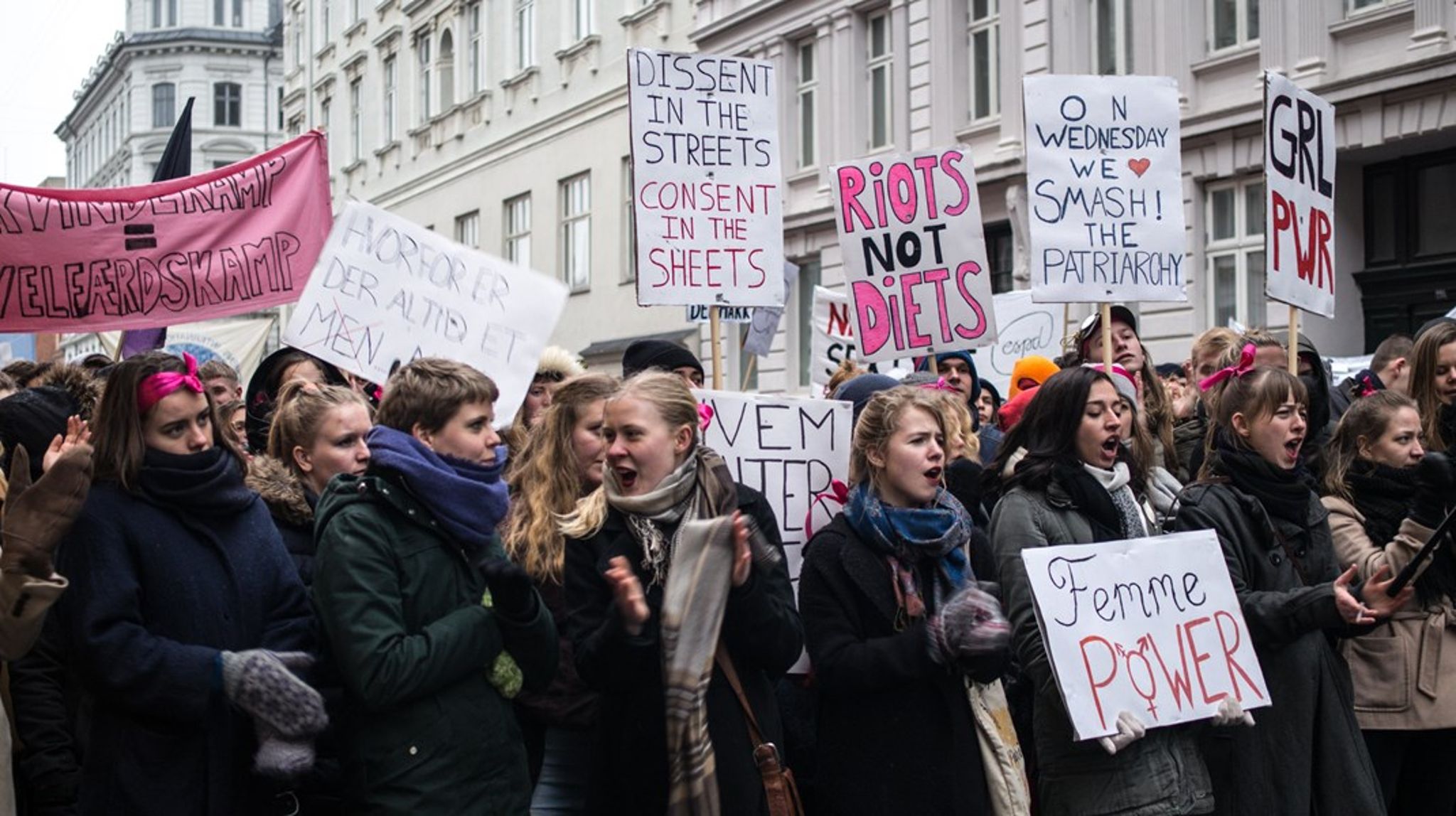 Når vi inddeler mennesker i "kasser", overser vi de individuelle og unikke træk ved de mennesker, vi møder. Derfor overser vi kvinders talent&nbsp;i kunstverdenen, i politik og på ledelsesgangen, skriver kommunikationsrådgivere i replik til Mads Strange.