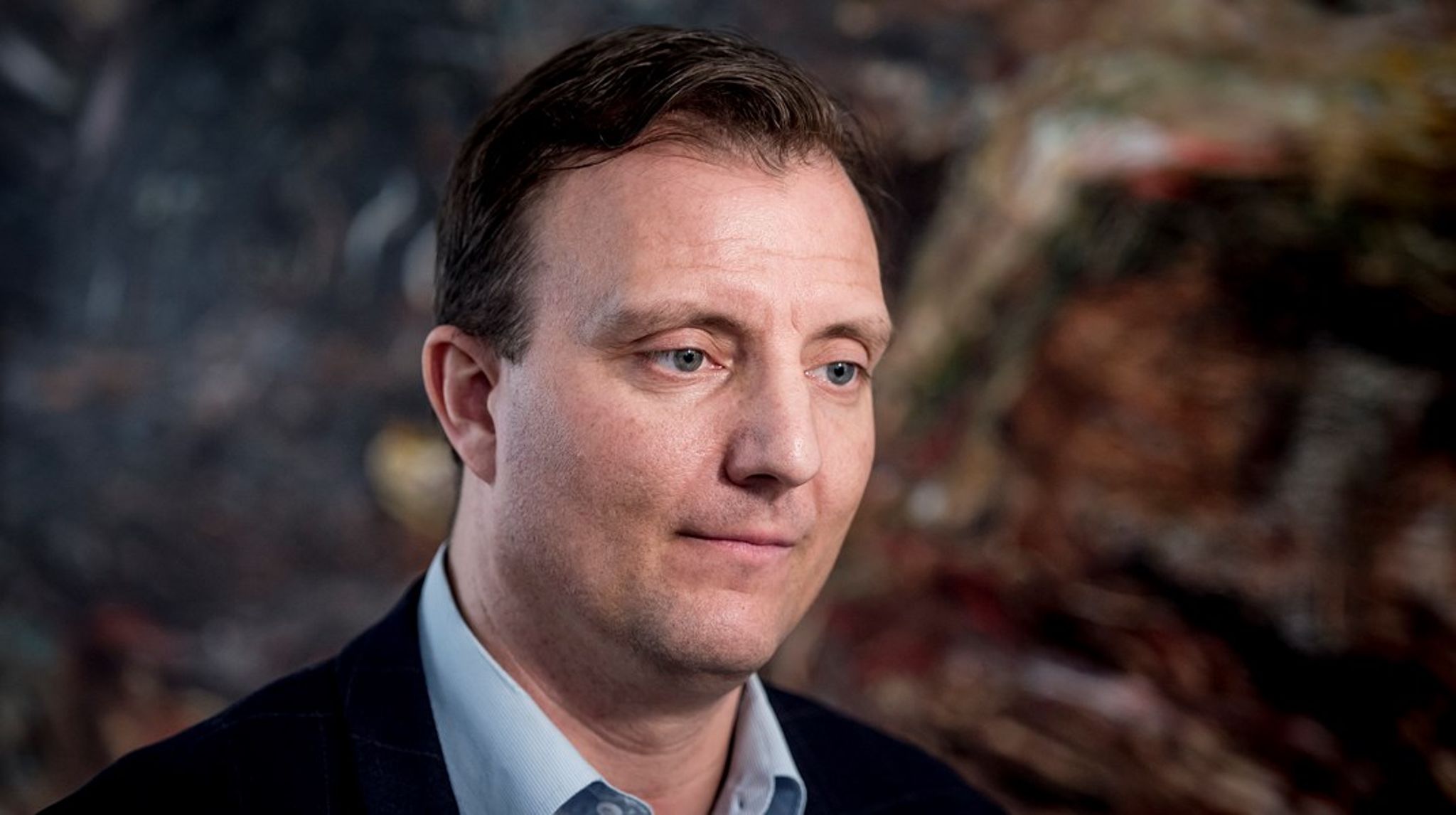 Den forhenværende medieordfører, Morten Marinus, forlader Dansk Folkeparti. Han smækker ikke med døren, men kan ikke længere danse med på DF's dans.