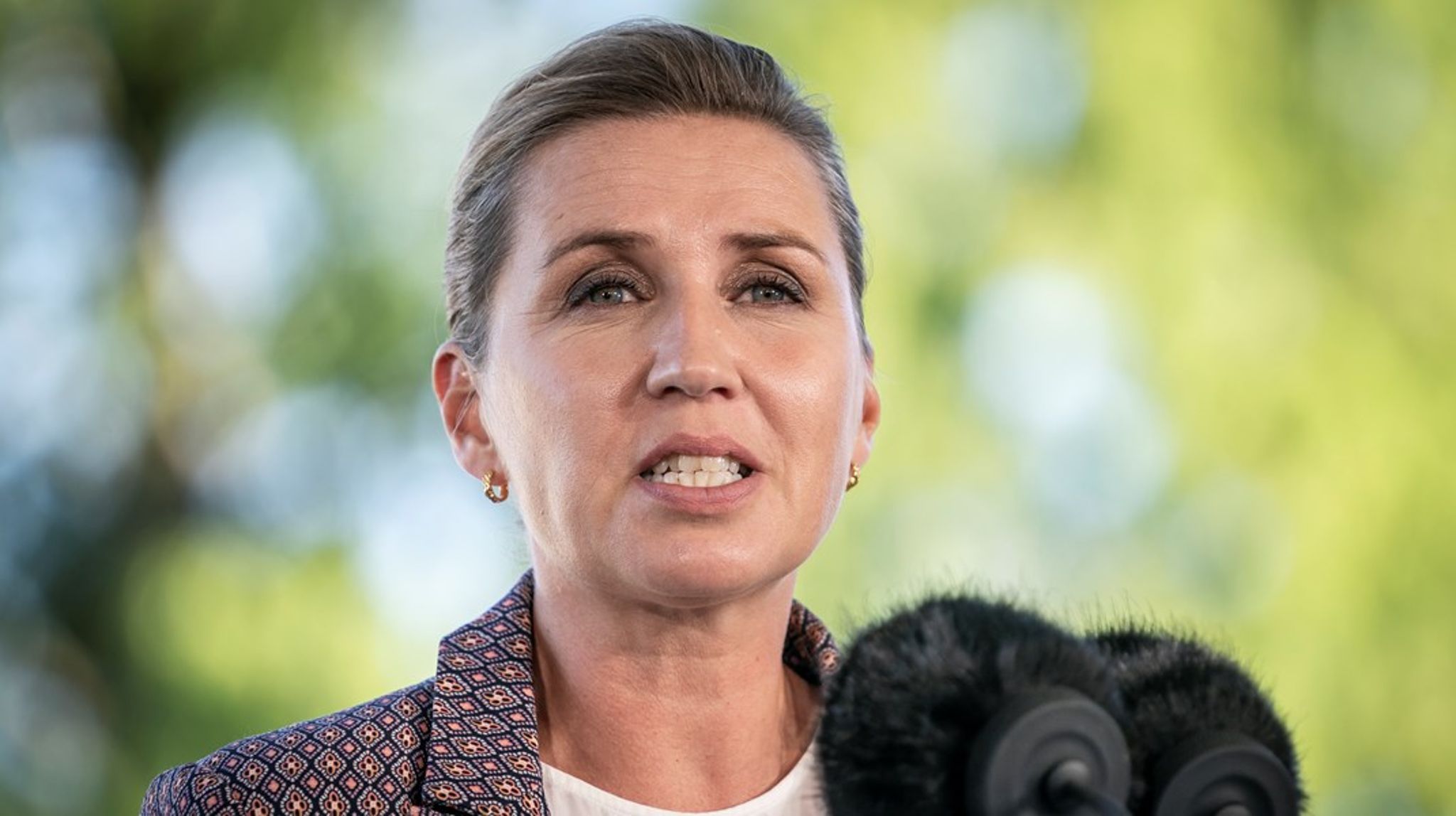 Statsministerens
udmelding om, at lønspørgsmålet skal ind på
Christiansborgs bord, hvis rekrutteringsproblemerne i "velfærdsfagene" skal
løses, har fremkaldt dybe panderynker især på arbejdsgiversiden – men i høj grad
også på lønmodtagersiden, skriver Tine Aurvig-Huggenberger.