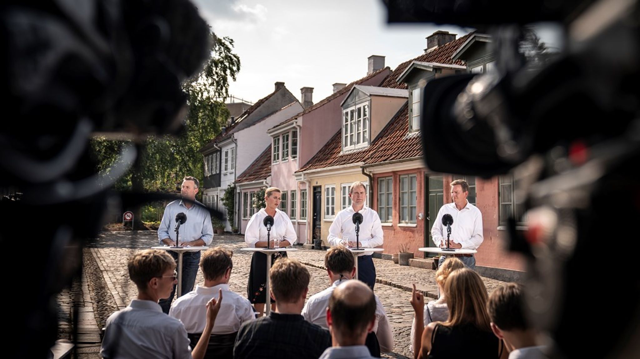 Medier og politikere uddyber kløften mellem hinanden med kollektiv mistænkeliggørelse og uklædelige verbale håndgemæng i den politiske skolegård. Ekstra Bladets nyudpegede chefredaktør, Asger Juhl, ramte bunden af skolegårds-slagsmålet med udtalelser om, at magthavere per definition efter nogen tid begynder at misbruge deres magt.