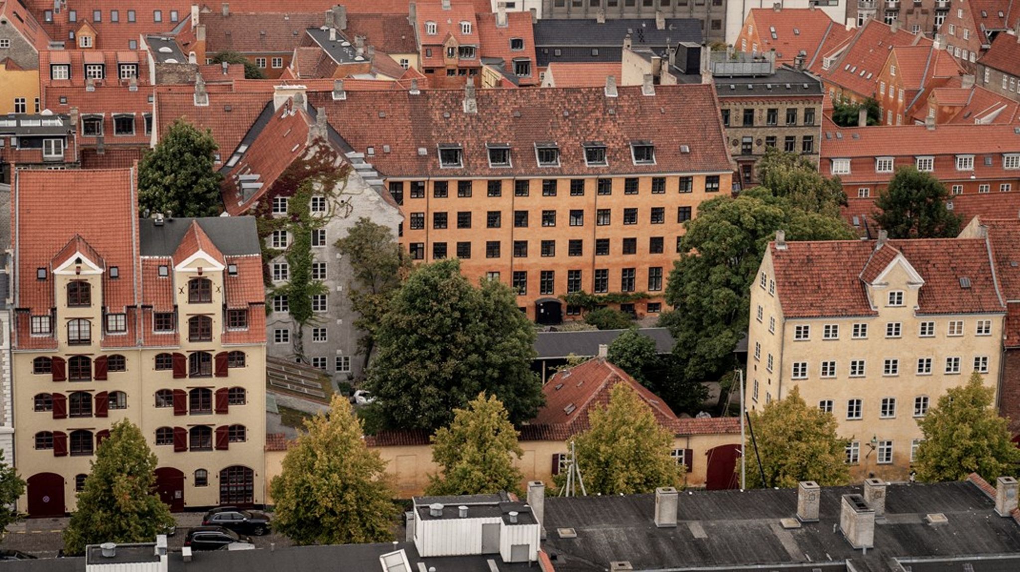 København er blevet plastret til med private lejeboliger, som ejerne tager sig dyrt betalt for at udleje. Markedslejen er sat fri, og priserne har nået et niveau, hvor det nærmest er umuligt for lønmodtagerfamilier at få fødderne indenfor, skriver Line Barfod (EL).