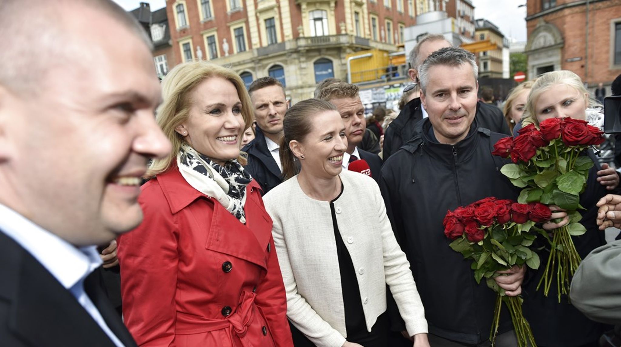 Bjarne
Corydon og Mette Frederiksen deler roser ud ved Nørreport Station sammen den daværende statsminister Helle Thorning-Schmidt i 2015. Den tidligere finansminister meldte sig
ud af partiet i slutningen af 2017, da han blev udnævnt til ansvarshavende
chefredaktør på Dagbladet Børsen. Arkivfoto. 