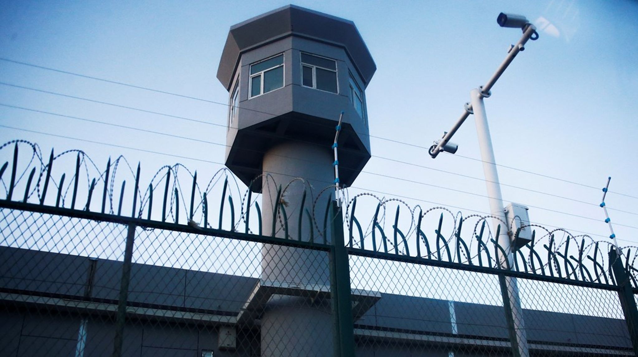 Medmindre der er tale om veldokumenterede eksempler på tvangsarbejde som i Kinas Xinjiang-provins, vil det blive svært at håndhæve et EU-forbud, mener en professor i virksomhedsansvar. Billedet viser et vagttårn ved en genopdragelseslejr i Xinjiang. 