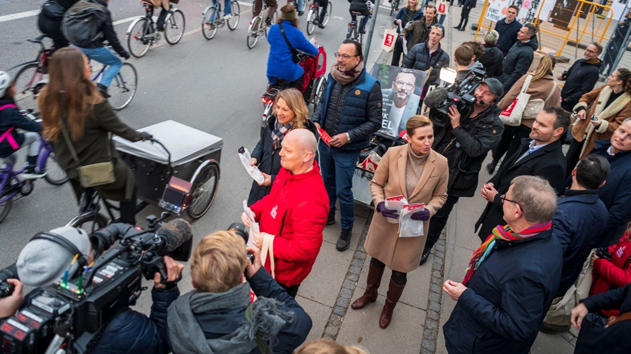 At stå og dele flyers ud - hvor og med hvem - som her, Sofie Hæstorp, Mette Frederiksen og Henrik Appel på Dronning Louises Bro, skal være en ud af mange velplanlagte og gennemtænkte nedslagspunkter i en kampagneplan, ifølge en kampagneveteran, som deler ud af sin viden. 