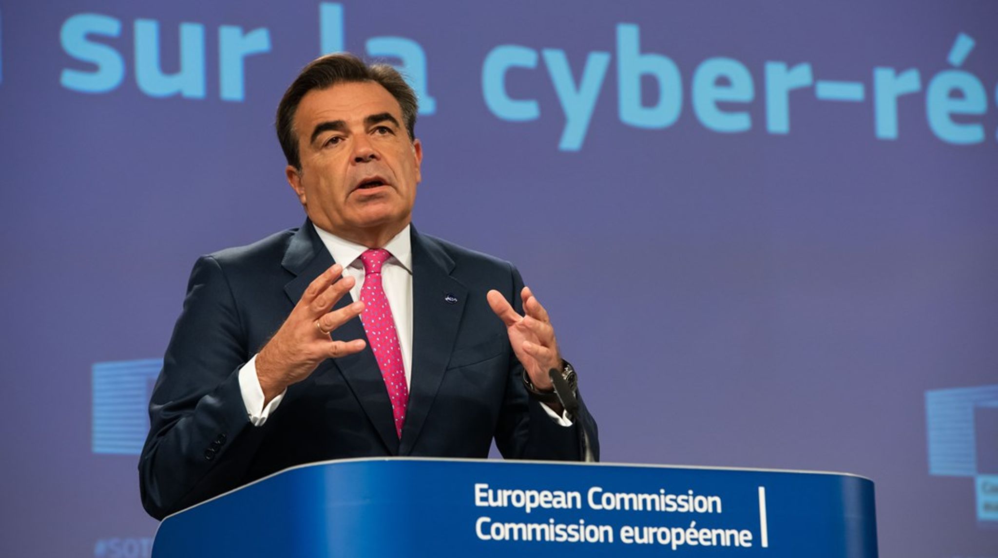 De nye cyberregler lukker et væsentligt juridisk hul i EU, forklarede Margarítis Schinás, næstformand med ansvar for fremme af vores europæiske levevis, på et pressemøde fra EU-Kommissionen torsdag.