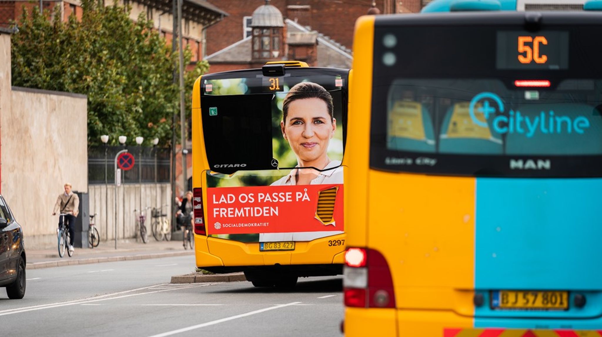 Hvis det er ministerens holdning, at reklamer er totalt overflødige og uden effekt, så kan det jo undre, at samtlige af Folketingets partier præger siderne på busserne i øjeblikket, skriver Charlie Stjerneklar.