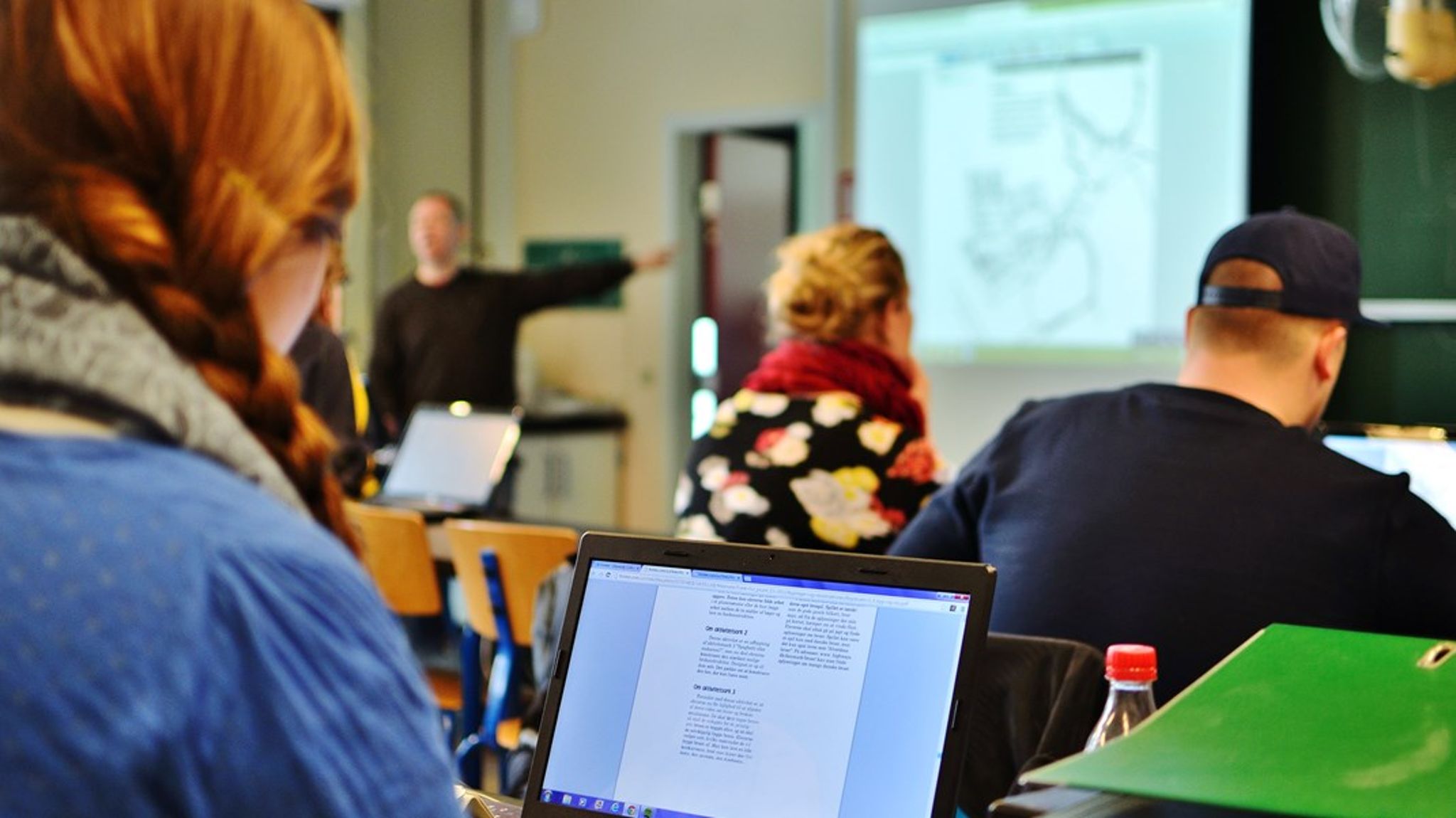 Vi&nbsp;skal flytte undervisningen ud på arbejdspladsen, så læringen sker direkte i forbindelse eller parallelt med udførelsen af arbejdet, skriver Michael Lund-Larsen.