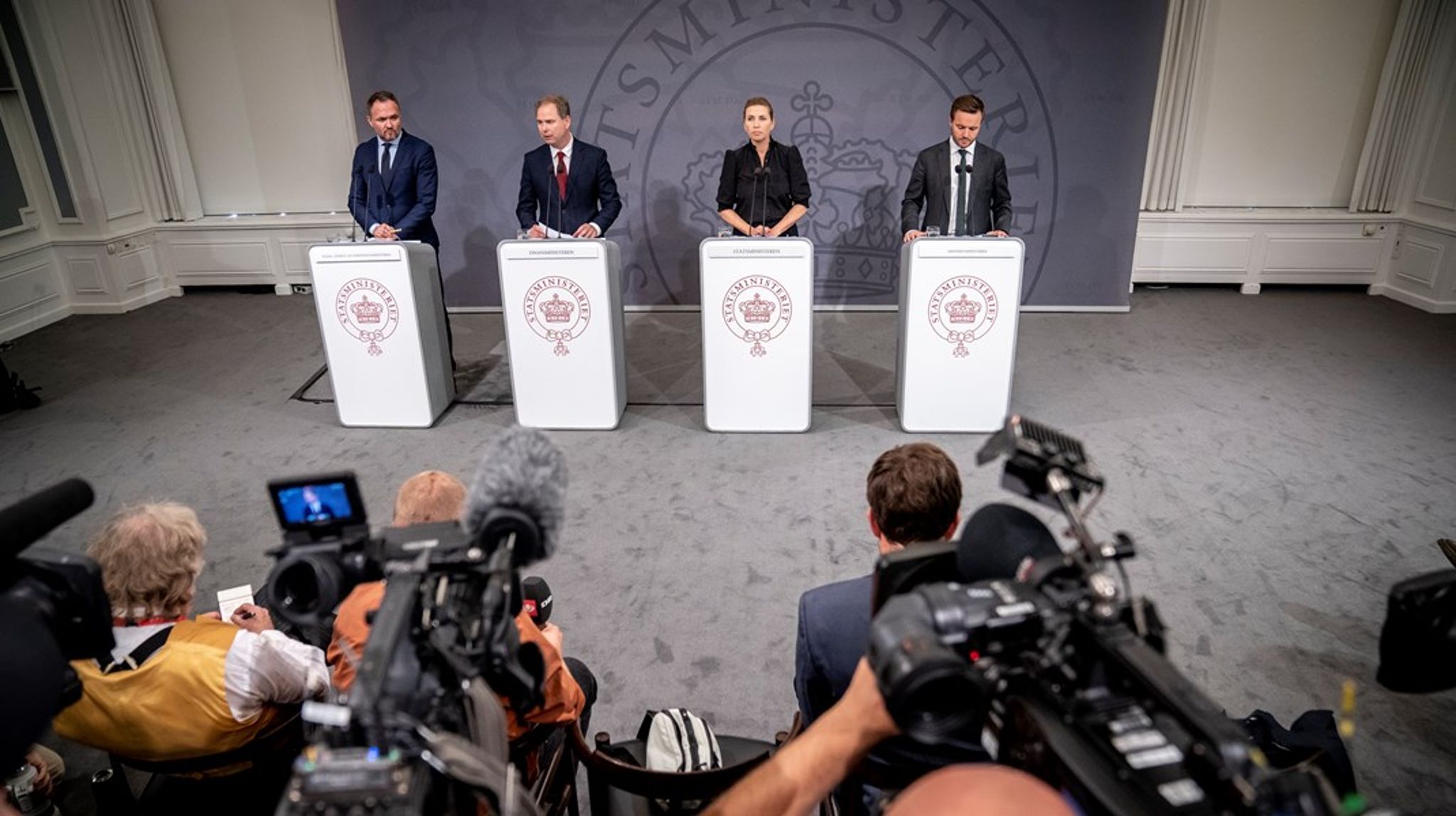 Regeringen foreslog onsdag den 14. september at lade danskerne indefryse den del af energiregningen, som ligger over niveauet for sidste år. Men den løsning vil reelt tvinge de mest nødstedte til at stifte mere gæld og gøre dem yderligere udsatte. Det mener organisationer, som regeringen og en række andre partier samtidig netop har meddelt støtte til at fortsætte uvildig gældsrådgivning. 