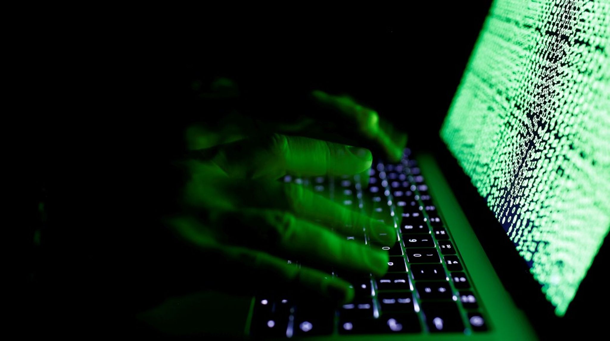 Udover de
statslige cyberangreb har både Ukraine og Rusland under stor mediebevågenhed
inddraget ikke-statslige sympatisører. Ukraine har samlet en it-hær og Rusland har hvervet en række&nbsp;berygtede cyberkriminelle, skriver Mikkel Storm Jensen.