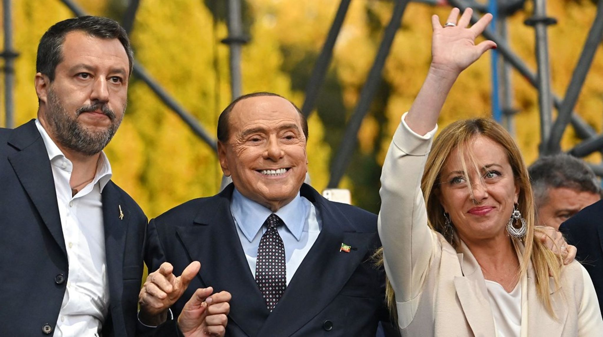 Giorgia Meloni (t.h.) håber at kunne danne regering sammen med Matteo Salvini (t.v.) og Silvio Berlusconi. 