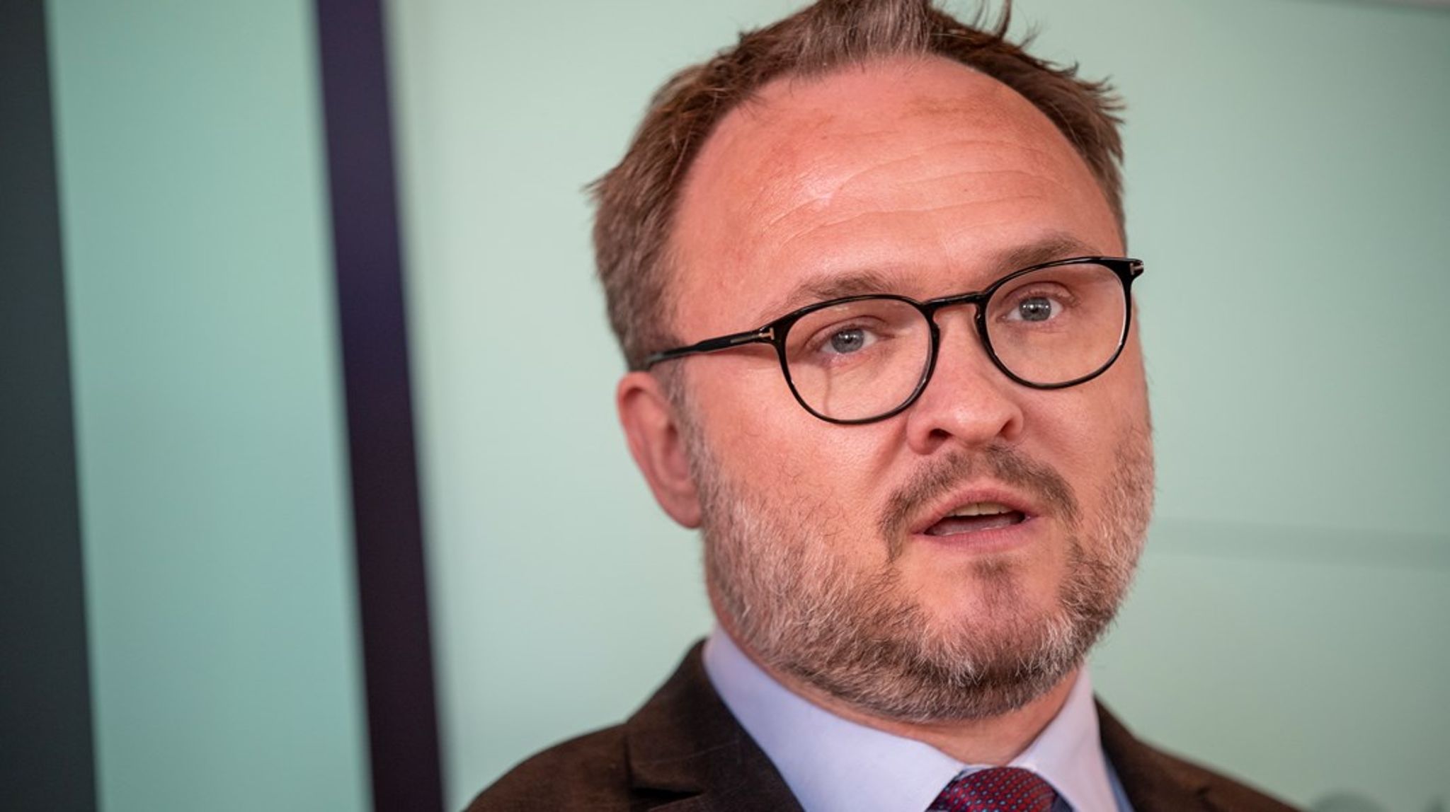 Regeringen har foreslået at gøre dansk indenrigsflyvning grøn. Det kommer til at koste noget, men ikke alverden. Hvorfor vil Venstre ikke være med til det, spørger klimaminister Dan Jørgensen (S).