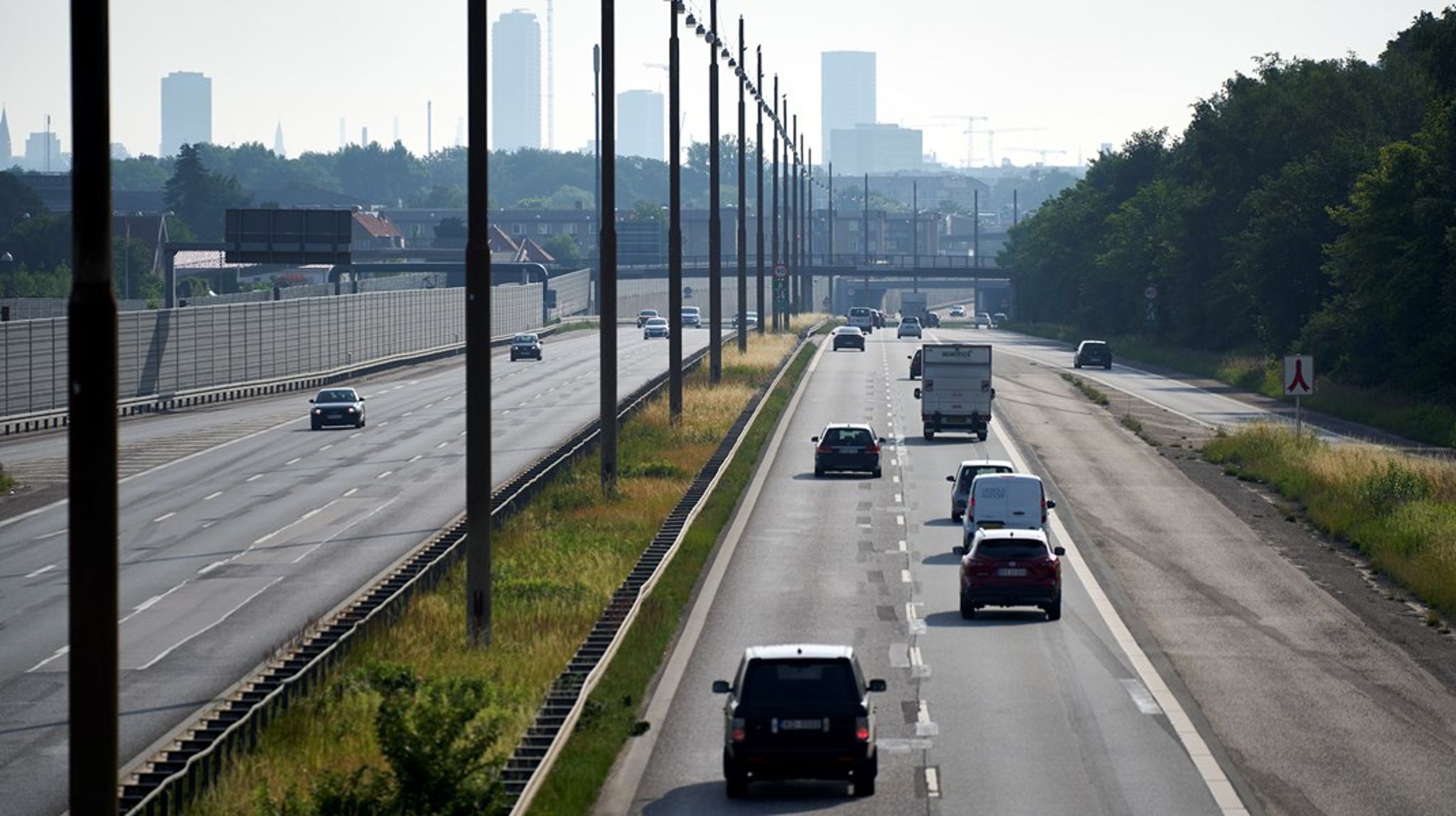 Når man tæller det hele med, så har danskernes forbrug af transport en betydelig klimaeffekt og også større end det fremgår af de officielle opgørelser, skriver Søren Have og kommer med fem anbefalinger til at få emissionerne ned.&nbsp;