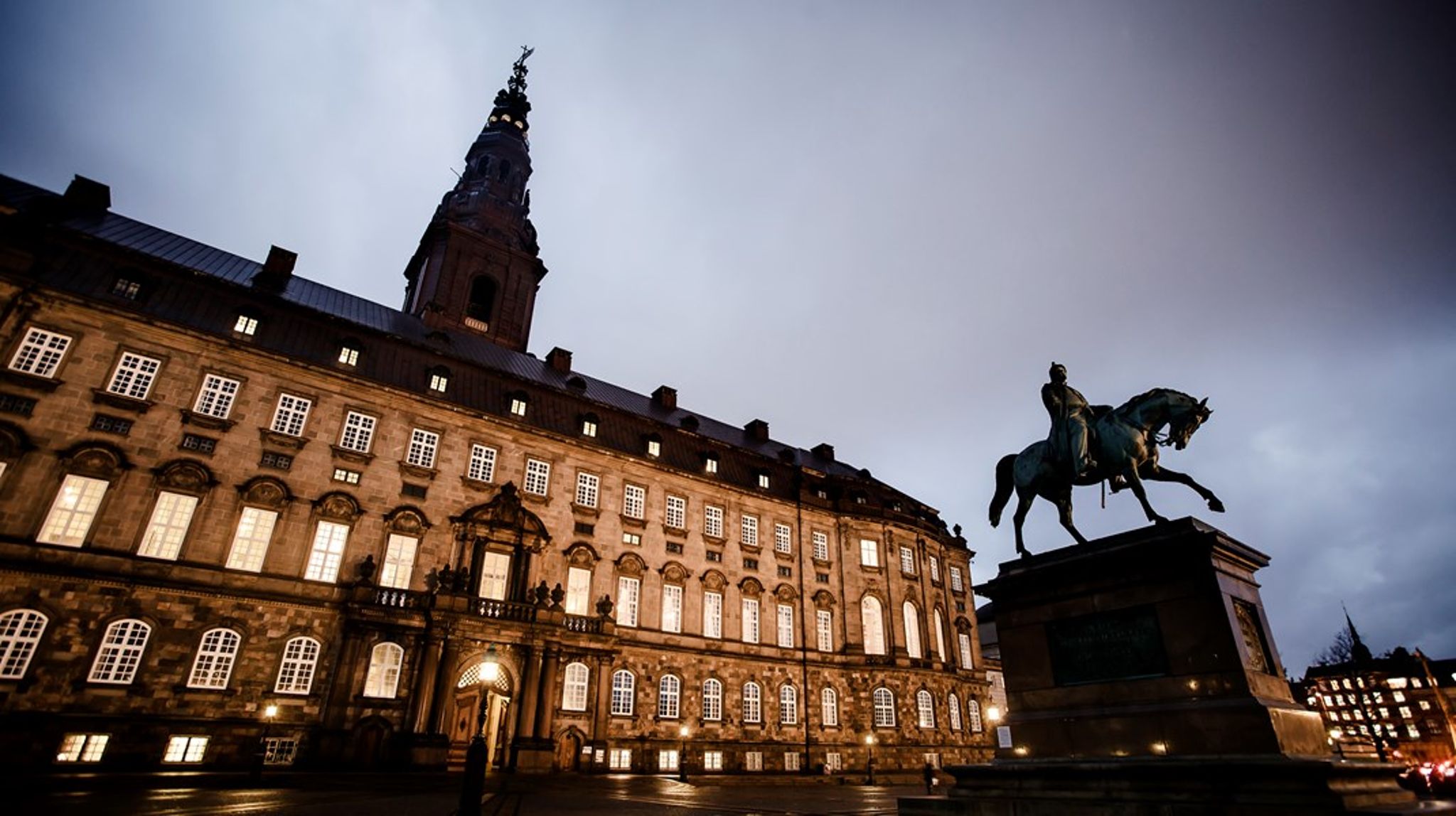 Normalt bliver man allerede i Vandrehallen omsluttet af et herligt mylder af folkevalgte, partiansatte, journalister og lobbyister, men i valgkampen bliver Borgen pludselig mere stille, skriver Jacob Bruun. 