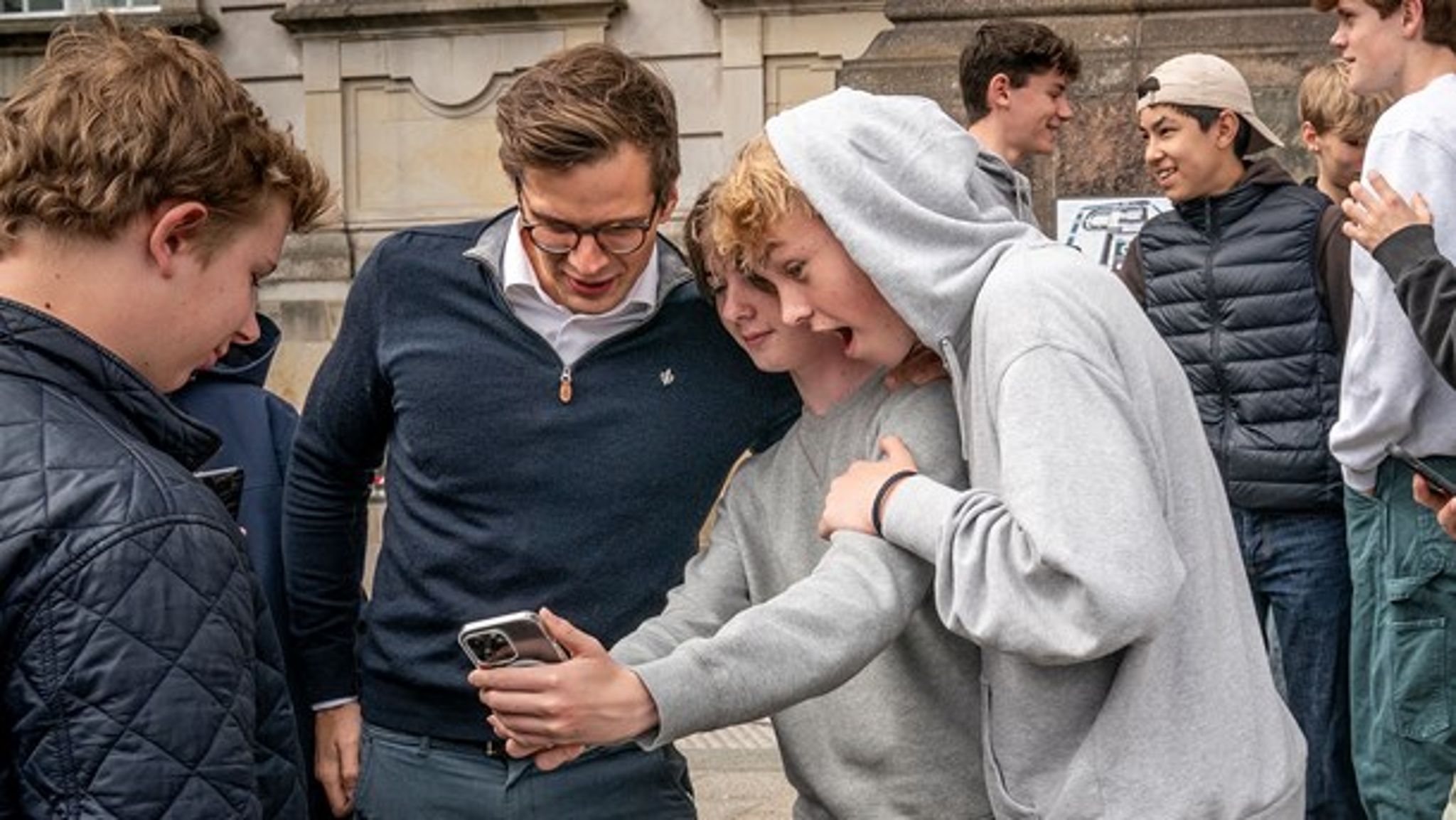 Alex Vanopslagh (LA) er kongen af TikTok, men Rosa Lund (EL) er også stærk på platformen, fortæller konsulent Valdemar Osted i Ajour. Facebook er dog det dominerende sociale medie i valgkampen, og her er selfies og billeder af søde dyr en sikker vinder.