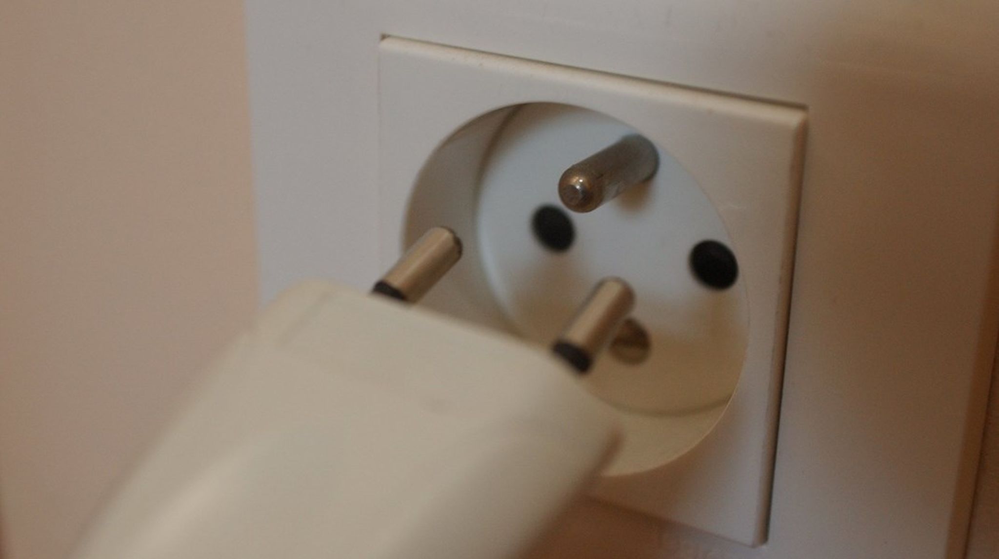 Energibesparelser og begrænset brug af elektriske apparater er blandt nogle af de indsatser, som borgere og virksomheder skal indordne sig under i højere grad for at komme gennem energikrisen, skriver Lars Naur.