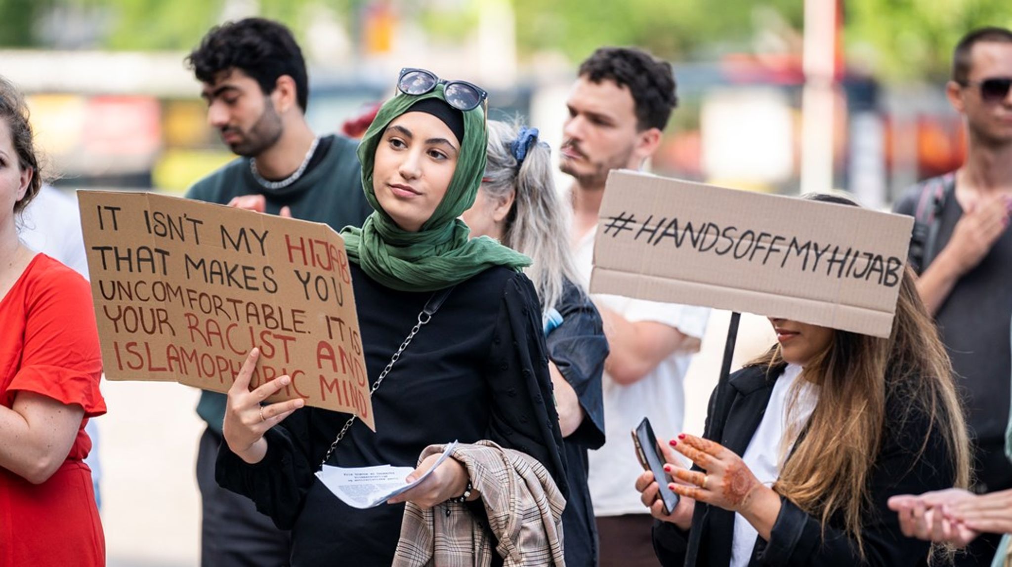 Når “Kommissionen for den glemte kvindekamp” anbefaler et tørklædeforbud, tænker jeg, at kommissionens medlemmer er politikere, der har haft et par dårlige episoder med islam, skriver&nbsp;Hussein Ali.