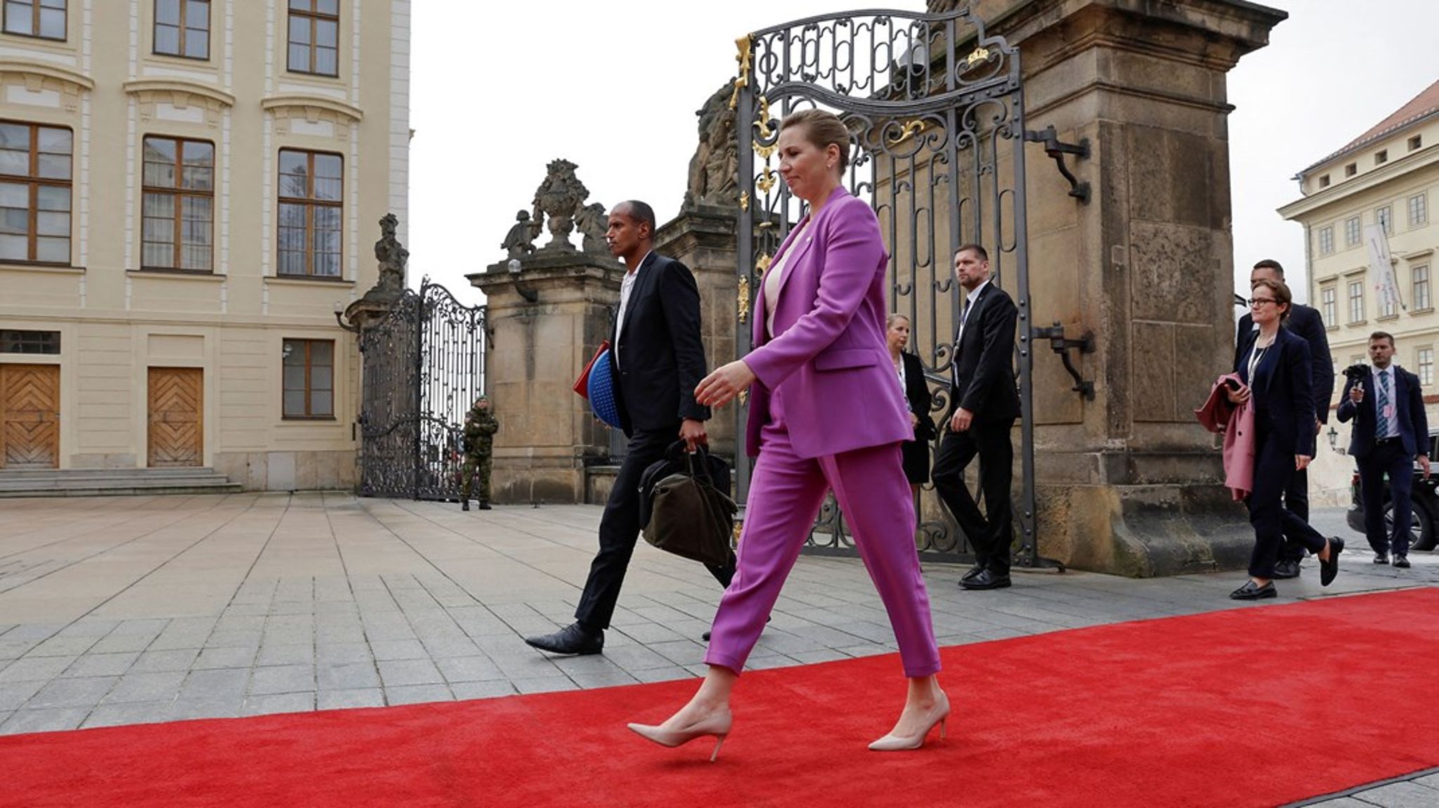 Statsminister Mette Frederiksen (S) ankom fredag morgen til et uformelt EU-topmøde på Prag Slot i Tjekkiets hovedstad.