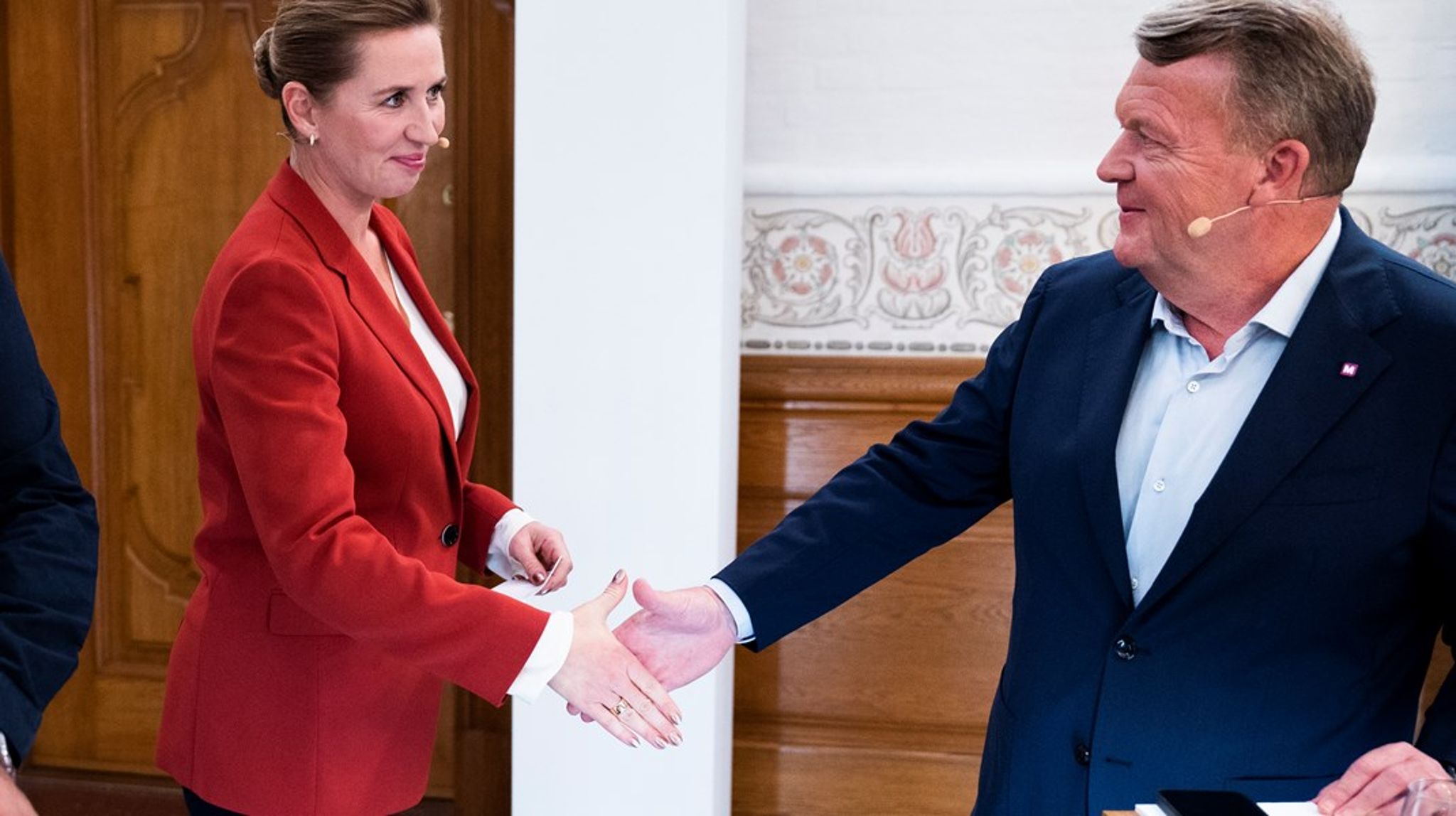 Mette Frederiksen (S)&nbsp;og Lars Løkke Rasmussen (M) hilser på hinanden, efter valget lige er udskrevet. Nogle dage inde i valgkampen er de begyndt at tale sig tættere på hinanden.