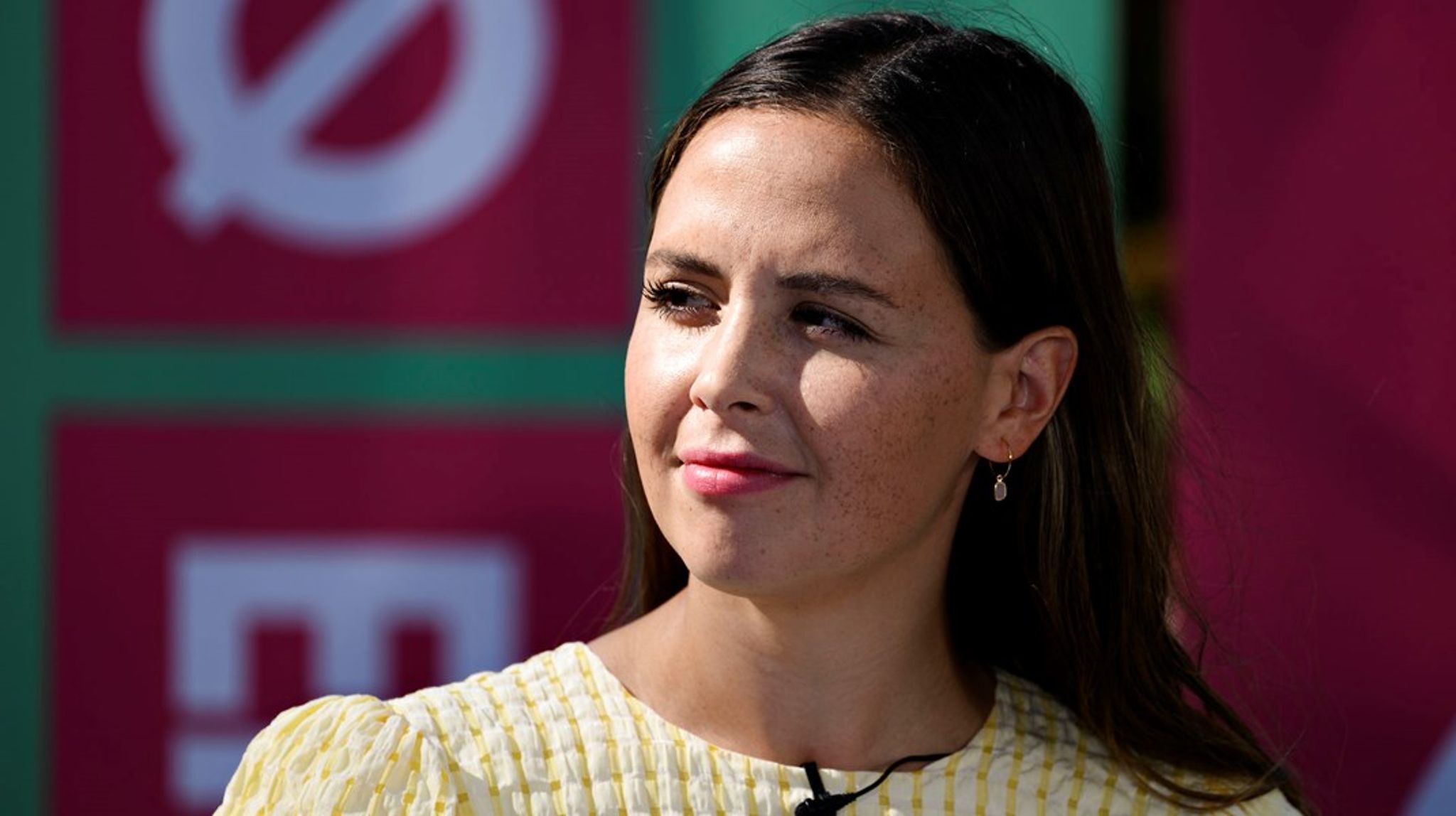 Victoria Velásquez har siddet i Folketinget for Enhedslisten siden 2019. "Hvis der bliver ført en erhvervspolitik, der skævvrider og rammer de små erhvervsdrivende for at give skatterabatter til blandt andet Mærsk, så er det en helt forkert vej at gå," lyder det.&nbsp;