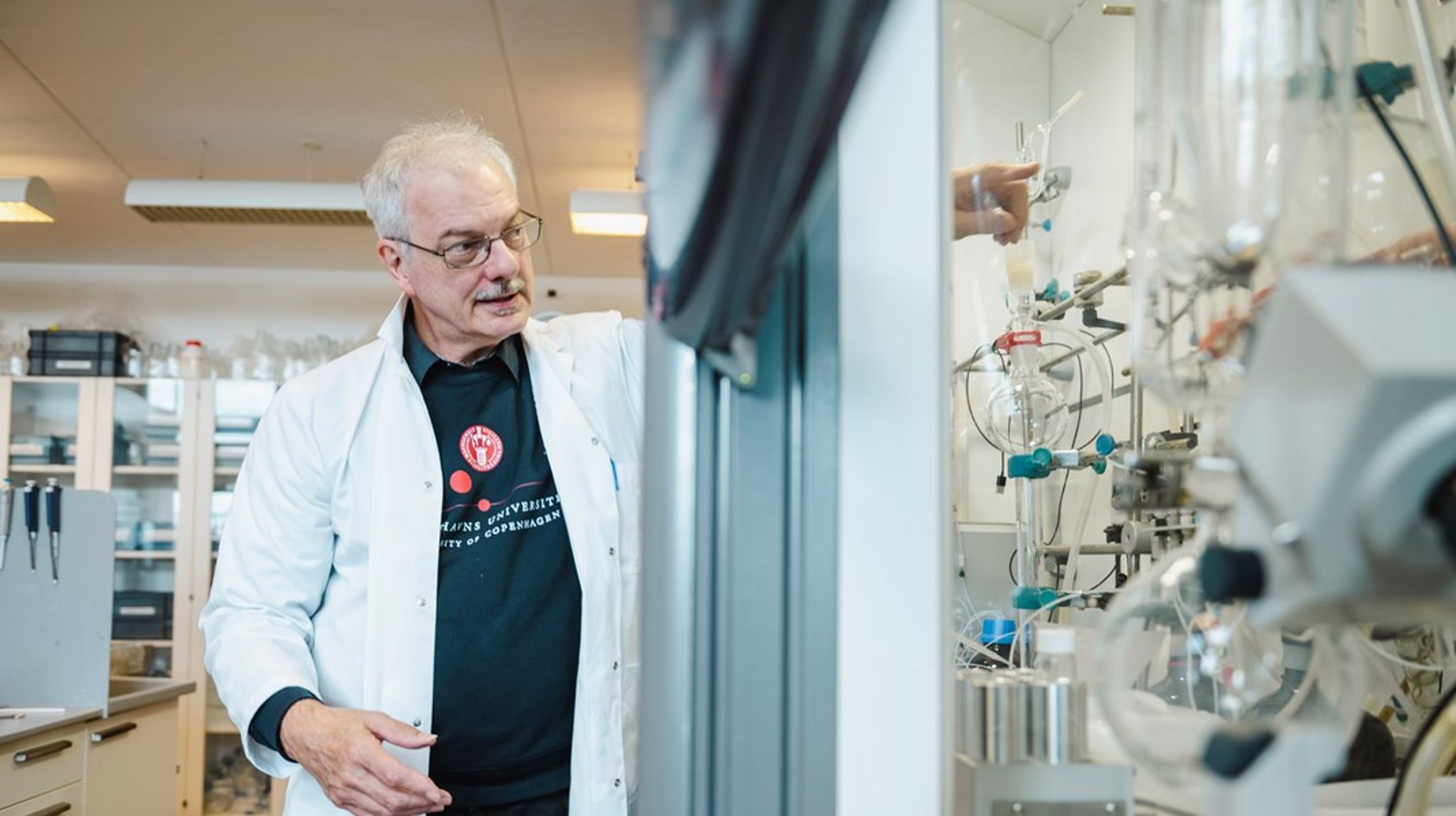 Det handler om at stimulere forskerens kapacitet til at få og forfølge nye idéer hele tiden. Det opstår i&nbsp;grundforskningen&nbsp;på baggrund af observationer fra dag til dag, lyder det fra kemikeren,&nbsp;Morten Meldal.