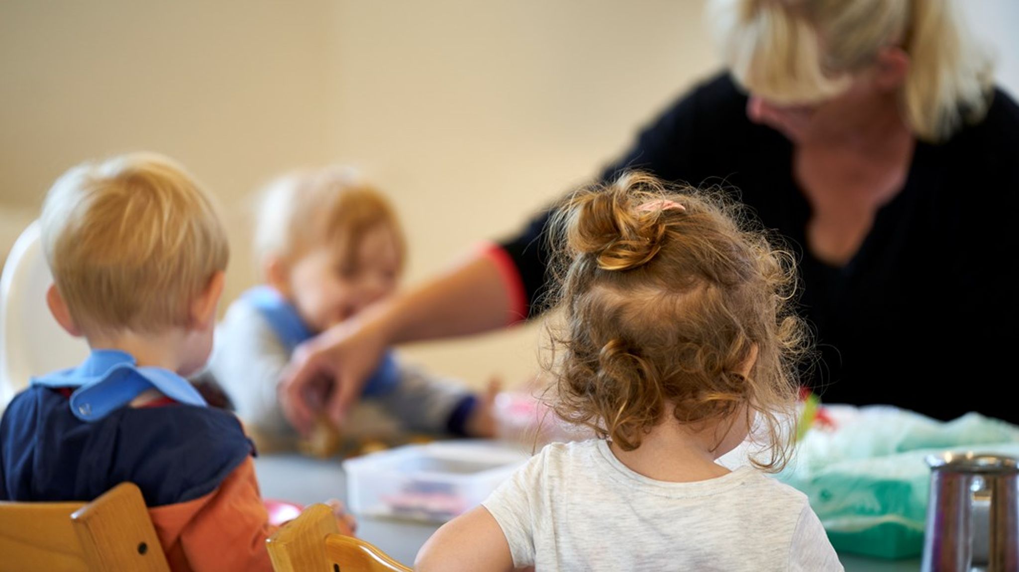 Den pædagogiske professionsudøvelse har en svag samfundsmæssig anseelse, hvilket er med til at understøtte en generel svækkelse af den samfundsmæssige anerkendelse af værdien af pædagogisk arbejde, skriver Bolette Rye Mønsted og Peter Møller Pedersen.