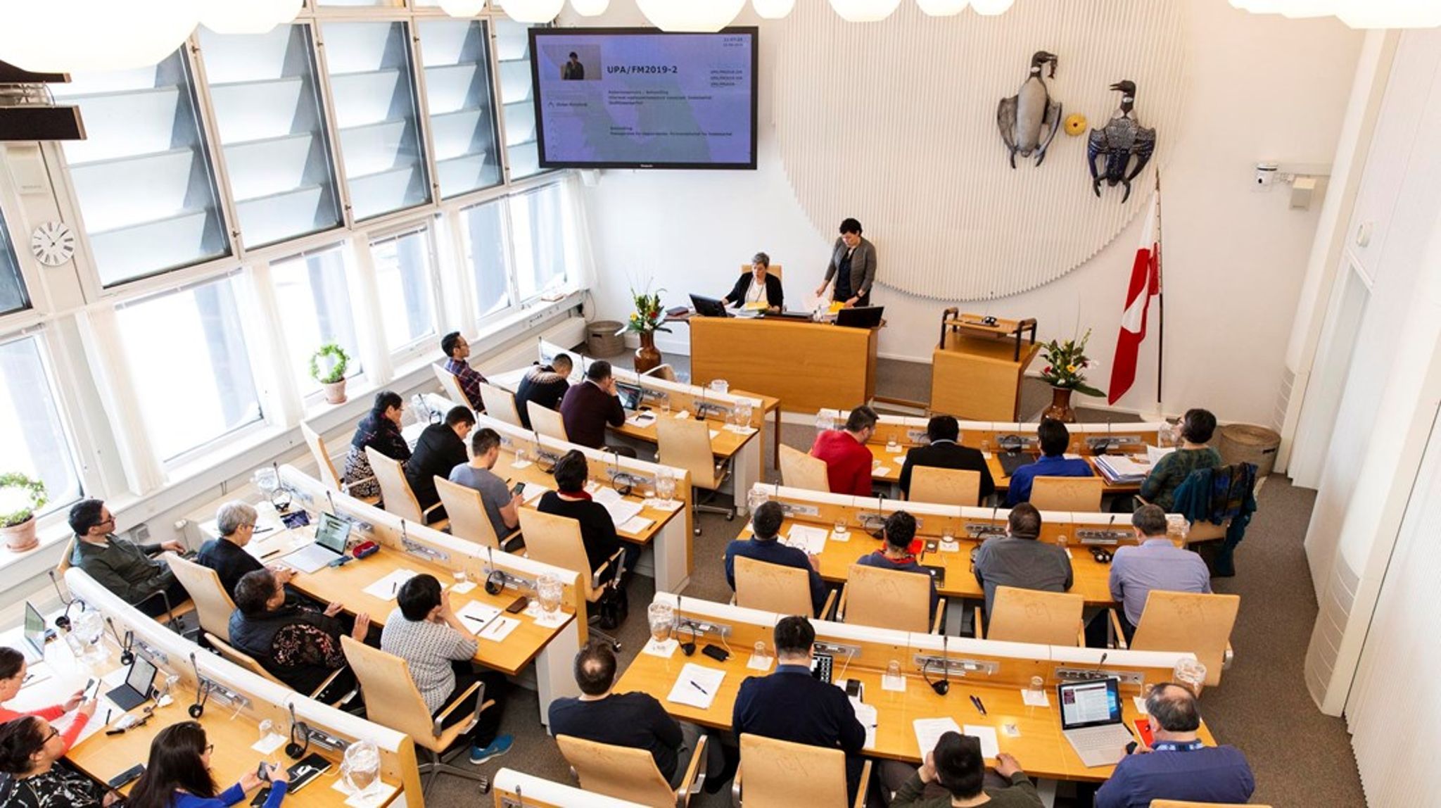 <div>Hver uge stiller medlemmer af Grønlands Landsting spørgsmål til den siddende regering. De mest interessante spørgsmål og de efterfølgende svar kan du læse hver uge på Altingets Arktisportal.</div>
