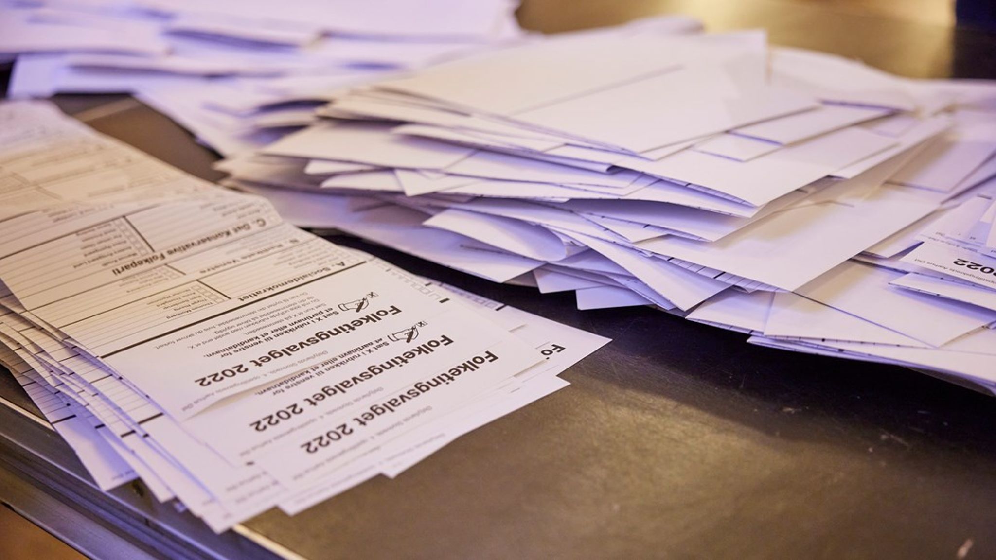 Et udsædvanligt tæt folketingsvalg og en aldrig før brugt del af valgloven betyder, at resultatet af folketingsvalget er klar senere en forventet. 