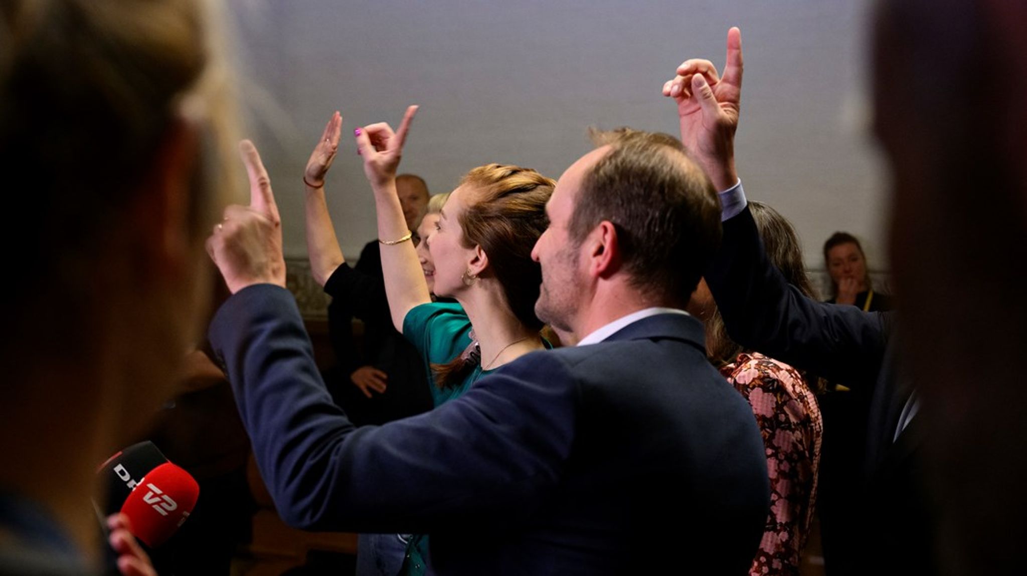 Alle de nyvalgte radikale folketingsmedlemmer rakte hånden i vejret ved torsdagens presse, da de blev spurgt, om de&nbsp;stadig står fast på, at det er et ultimativt krav, at Socialdemokratiet dropper planerne om et asylcenter i Rwanda.&nbsp;Kort&nbsp;forinden havde Lidegaard afvist, at partiet ville stille flere ultimative krav.