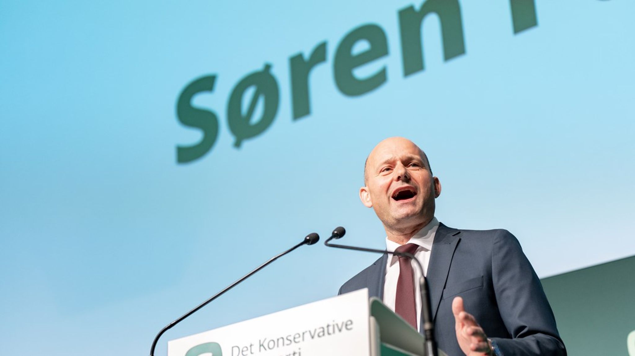 Konservatives personbårne strategi var fra starten sårbar.&nbsp;For gik luften ud af Papes personlige popularitet, var der en overhængende risiko for, at luften også ville gå ud af partiets målinger, skriver Benny Damsgaard.