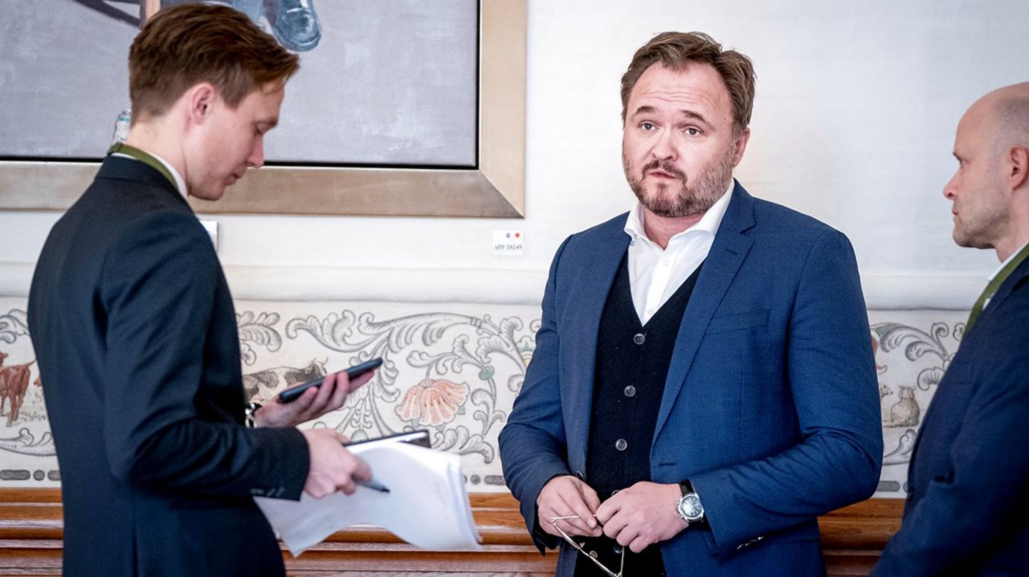 En konkret sag, hvor en sekretariatsleder klagede over at blive blokeret på klima-, energi- og forsyningsminister Dan Jørgensens sociale profiler, får nu Folketingets Ombudsmand til at opfordre ministerierne til at se på retningslinjerne for embedsværkets bistand til ministres sociale profiler.