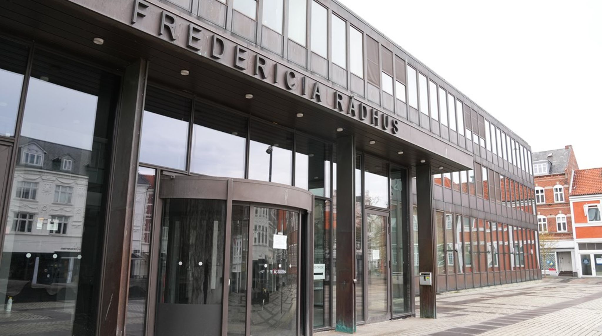 Forhenværende kommunaldirektør i Fredericia Kommune,&nbsp;Annemarie Schou Zacho-Broe,&nbsp;modtager 75.000 kroner i erstatning for tort.