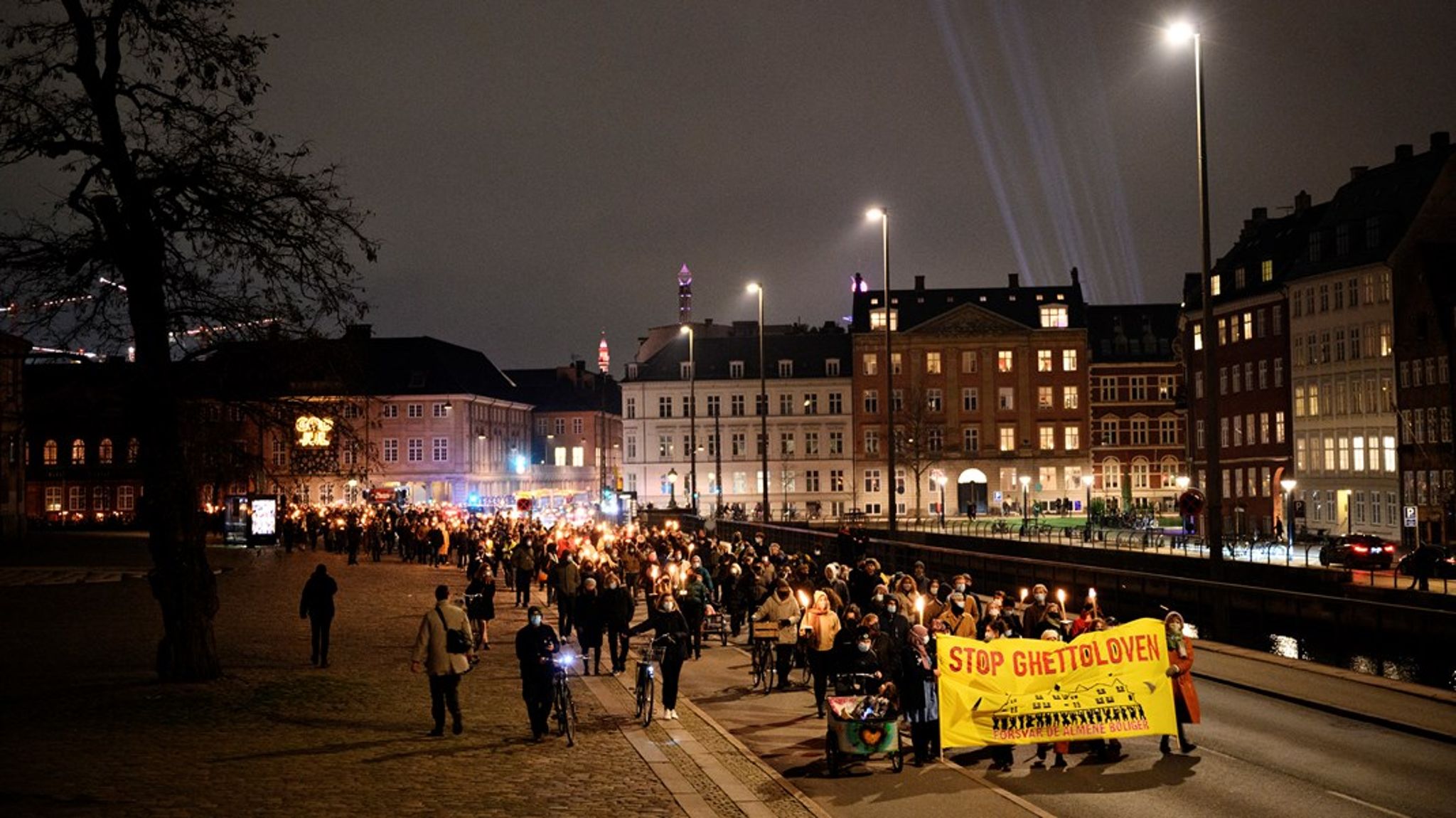 Almen Modstand har fået støtte af andre etablerede civilsamfundsorganisationer som f.eks. Mellemfolkeligt Samvirke. Her går aktivister fra flere organisationer i demonstration og fakkeloptog i protest mod ghettoloven i 2020. 