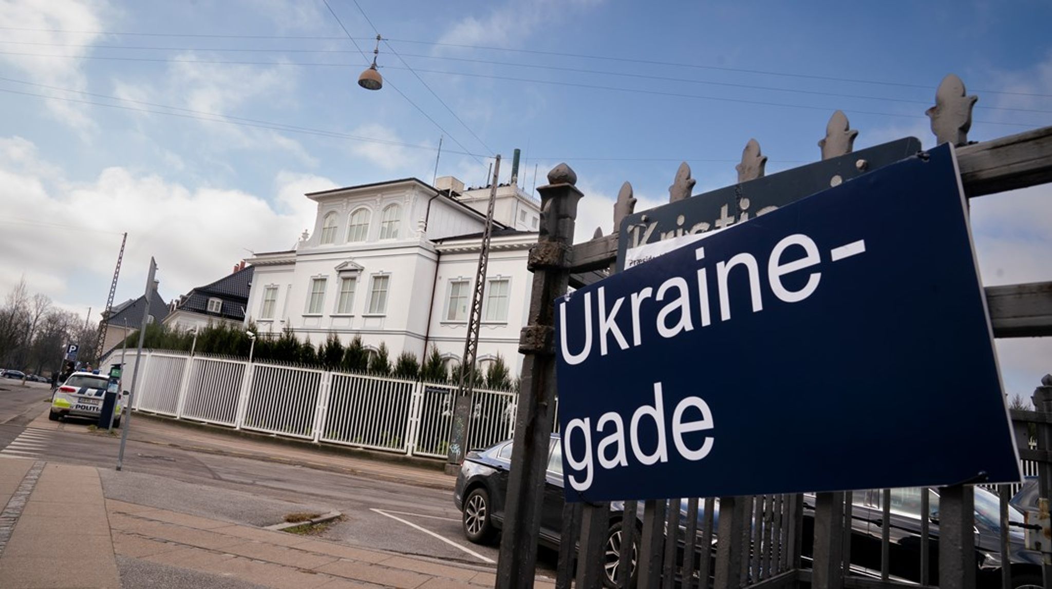 Demonstranter satte i marts 2022 vejskilte og ukrainske flag op ved den russiske ambassade i Kristianiagade. Arkivfoto.