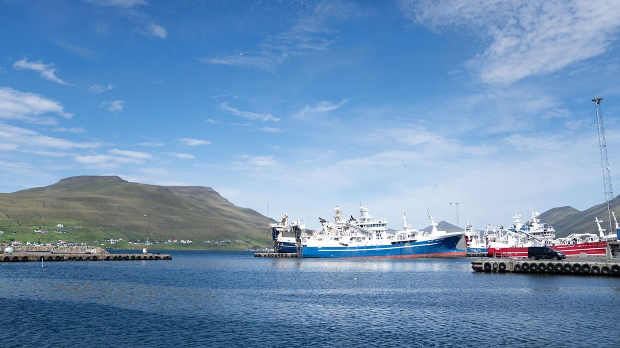 Russiske fiskeskibe bruger ofte færøske havne til at lodse deres fangst af i og få foretaget småreparationer.