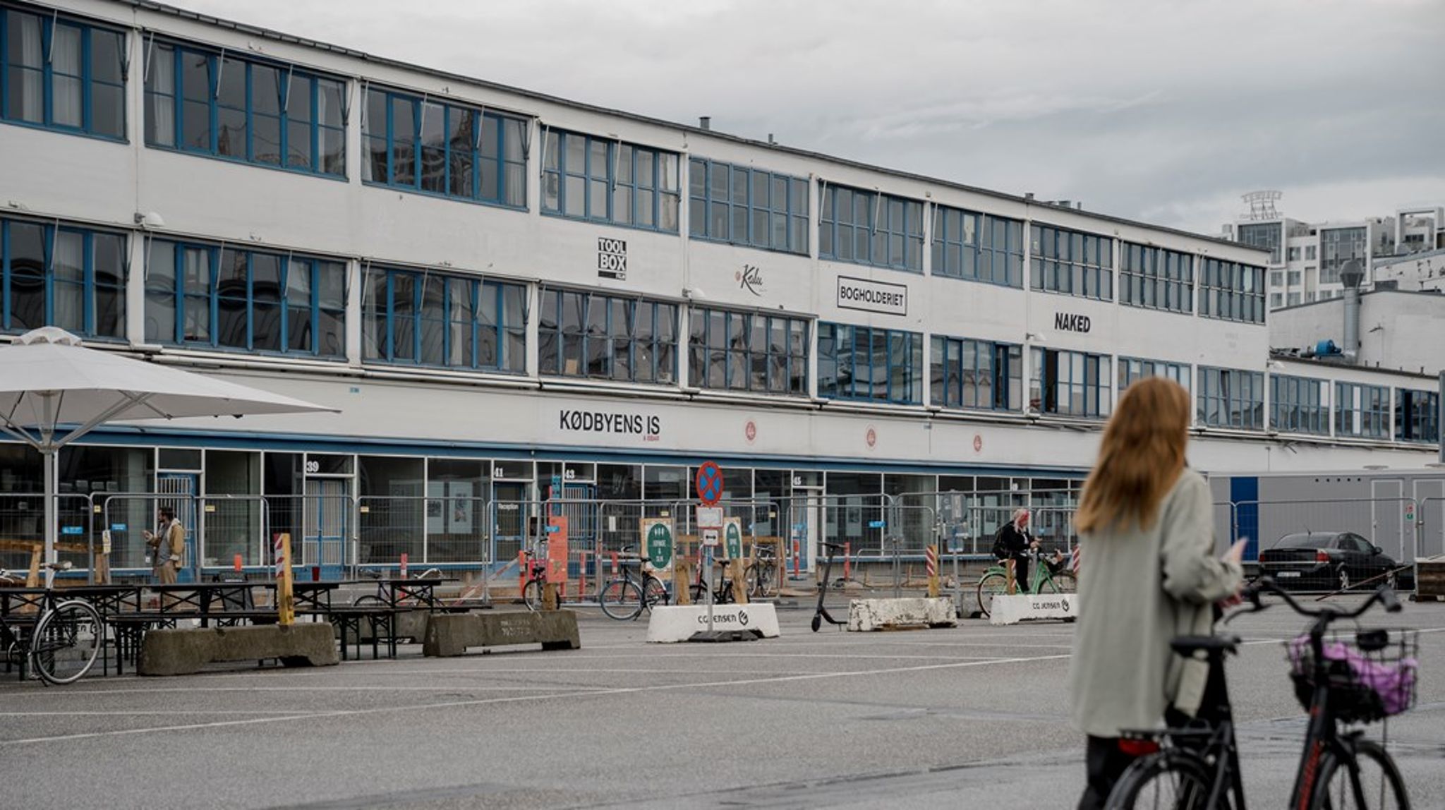 Et flertal på Københavns Rådhus vil bevare det kommunale ejerskab af Kødbyen. Men i år har kommunen undladt at bruge flere penge på vedligeholdelsen af&nbsp;de nedslidte lokaler, alt imens regningen på over en milliard vokser år for år.