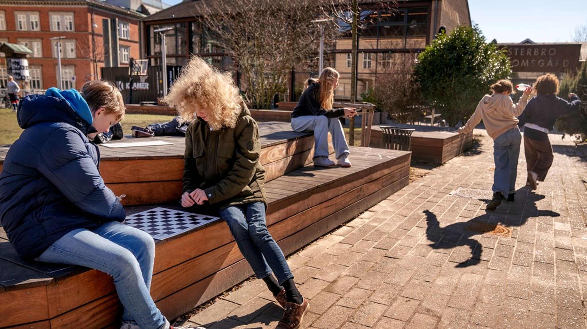 Danmark har en international førerposition, hvad angår udeskole. I Danmark har omtrent hver femte skole en eller flere klasser, der arbejder med udeskole. Hvis flere elever skal få gavn af denne arbejdsmåde, er der brug for at uddanne lærere til opgaven, skriver&nbsp;Mads Bølling, Karen Barfod og Andreas Rasch Christensen.