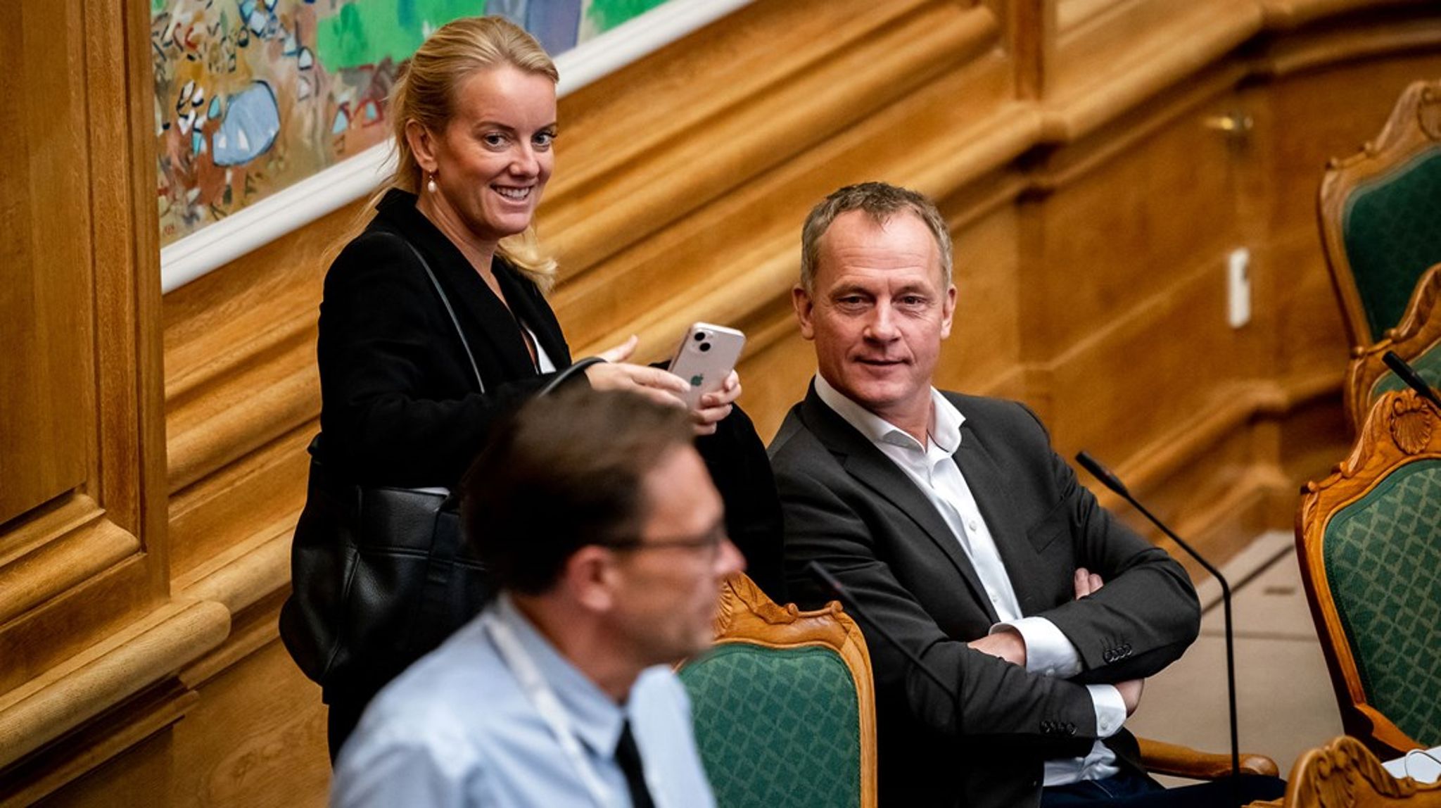 Pernille Vermund og Kim Edberg Andersen under det første møde i folketingssalen efter valget. 