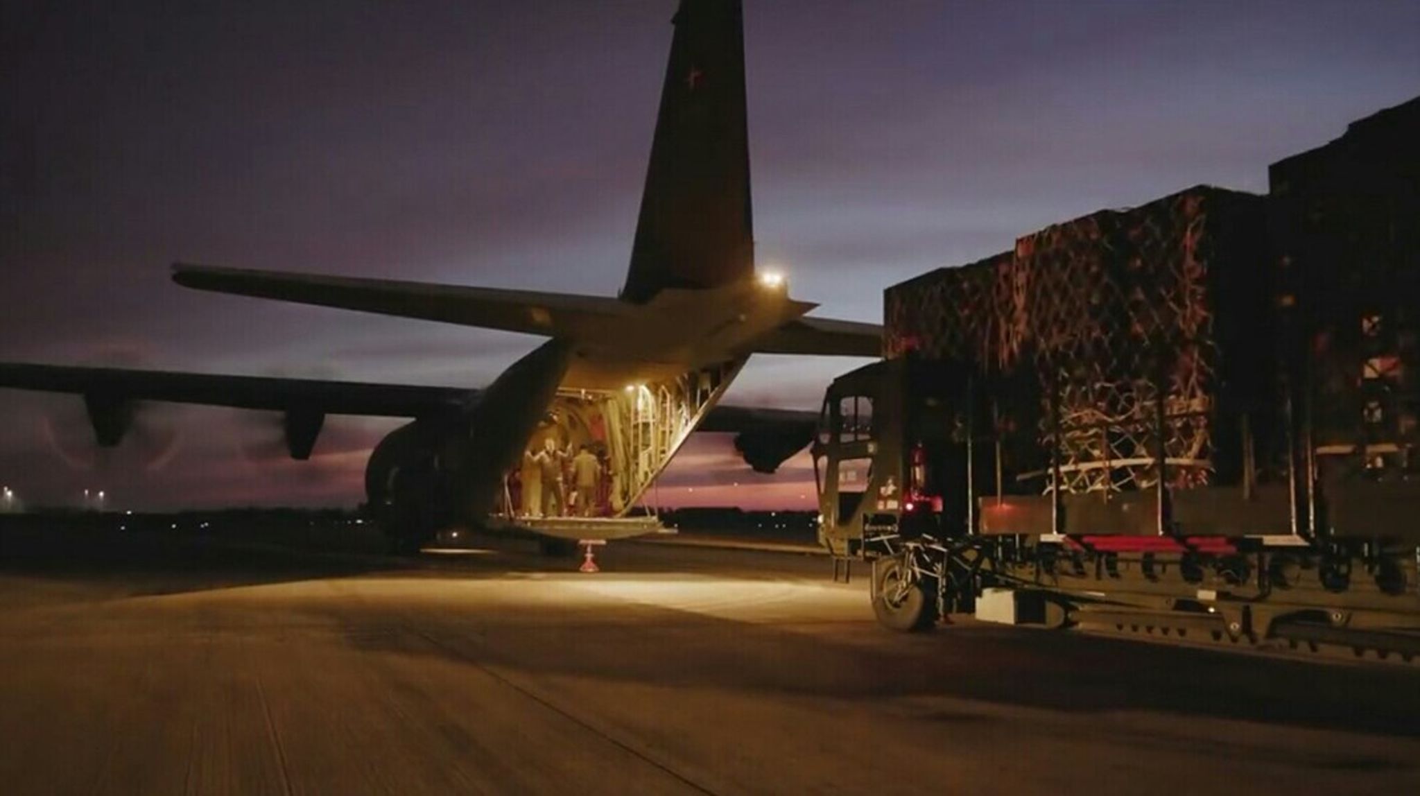 Danske panserværnsvåben blev i starten af marts lastet på et dansk militært transportfly og fløjet til Polen, hvorfra de blev fragtet over grænsen til Ukraine og doneret til det ukrainske forsvar.