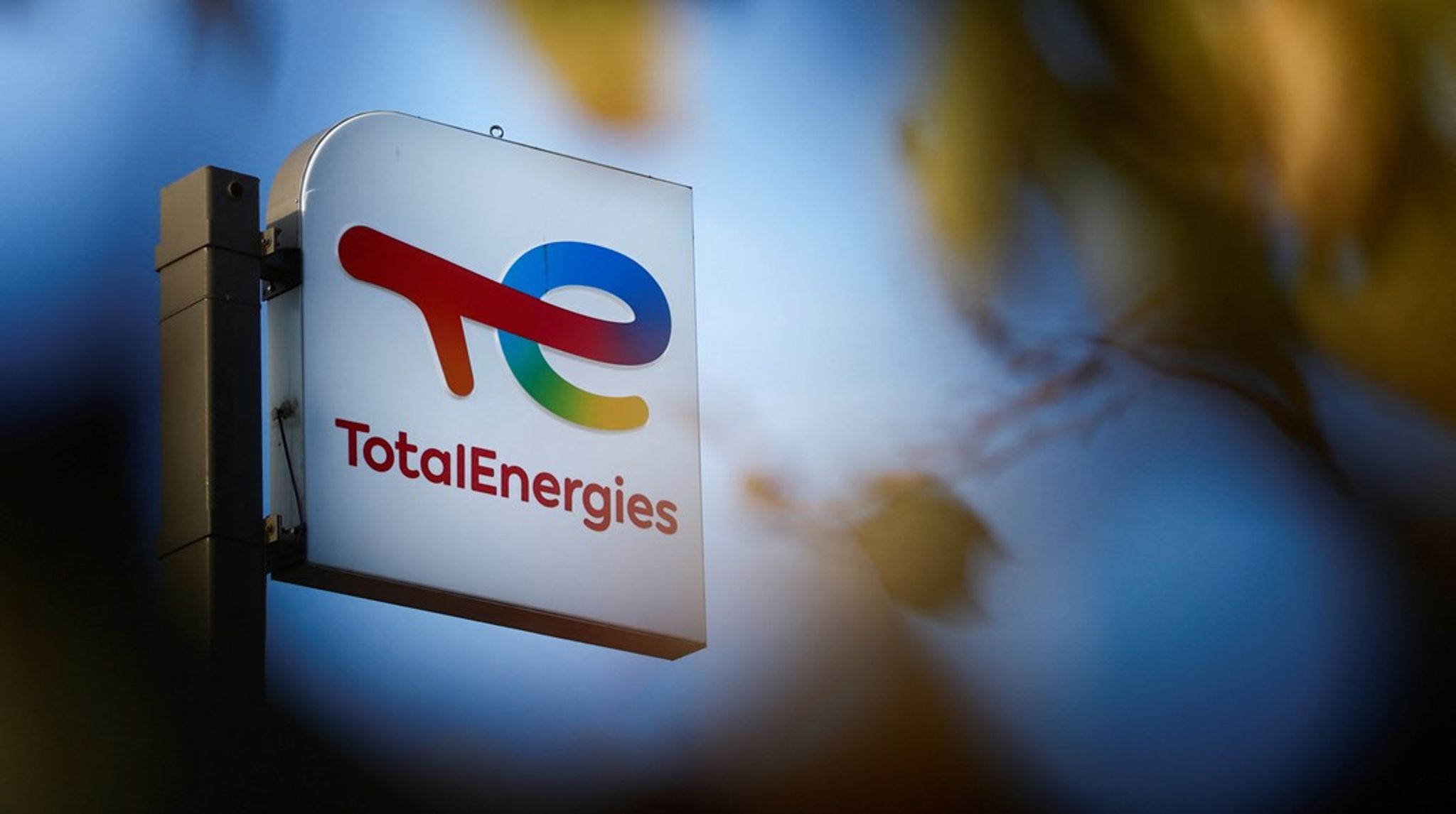 Store virksomheder som den franske energigigant TotalEnegies skal med nyt EU-direktiv løbende vurdere deres påvirkning på samfundet. Men EU-direktivet er fyldt med huller, skriver Sarah Strunge Albertsen og Anna Weinø.<br>