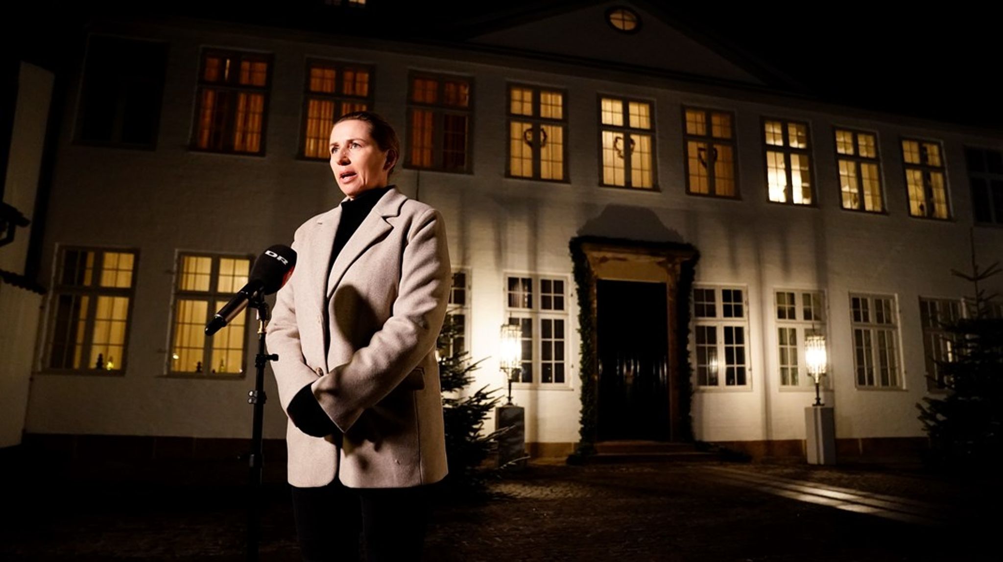Socialdemokratiet gik blandt andet til valg på et ligelønsløft i det offentlige. Spørgsmålet er, om Mette Frederiksen kan huske fem ugers tid tilbage midt i regeringsforhandlingerne med blå blok, skriver Leila Stockmarr og Anna Trads Viemose.