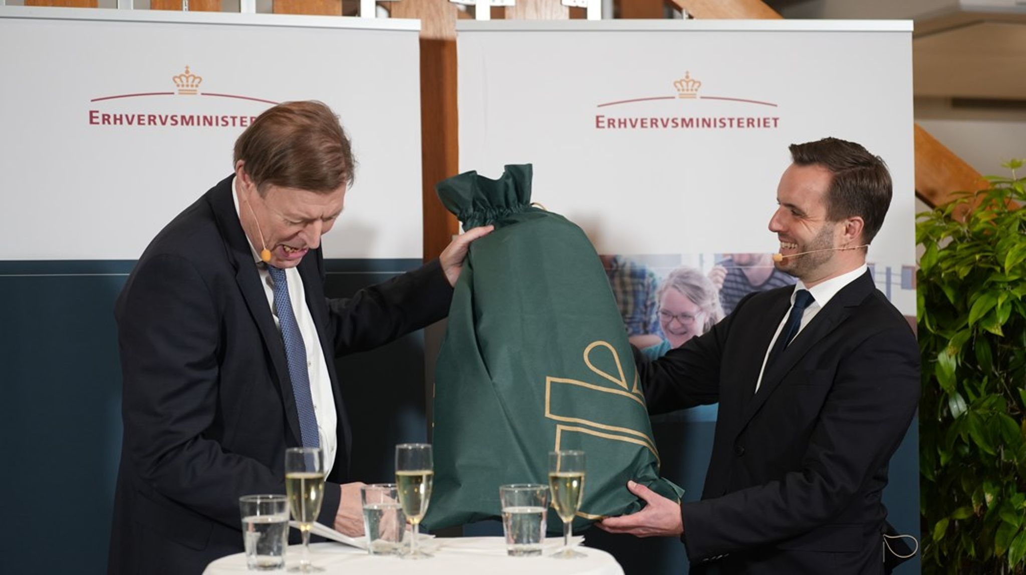 Departementschef Michael Dithmer overrækker en afskedsgave til Simon Kollerup. Gaven var en paddle-taske, da Simon Kollerup har praktiseret "erhvervs-paddle" i ministeriet. Fremover kan det heddet "Folketings-paddle" foreslog departementschefen. 