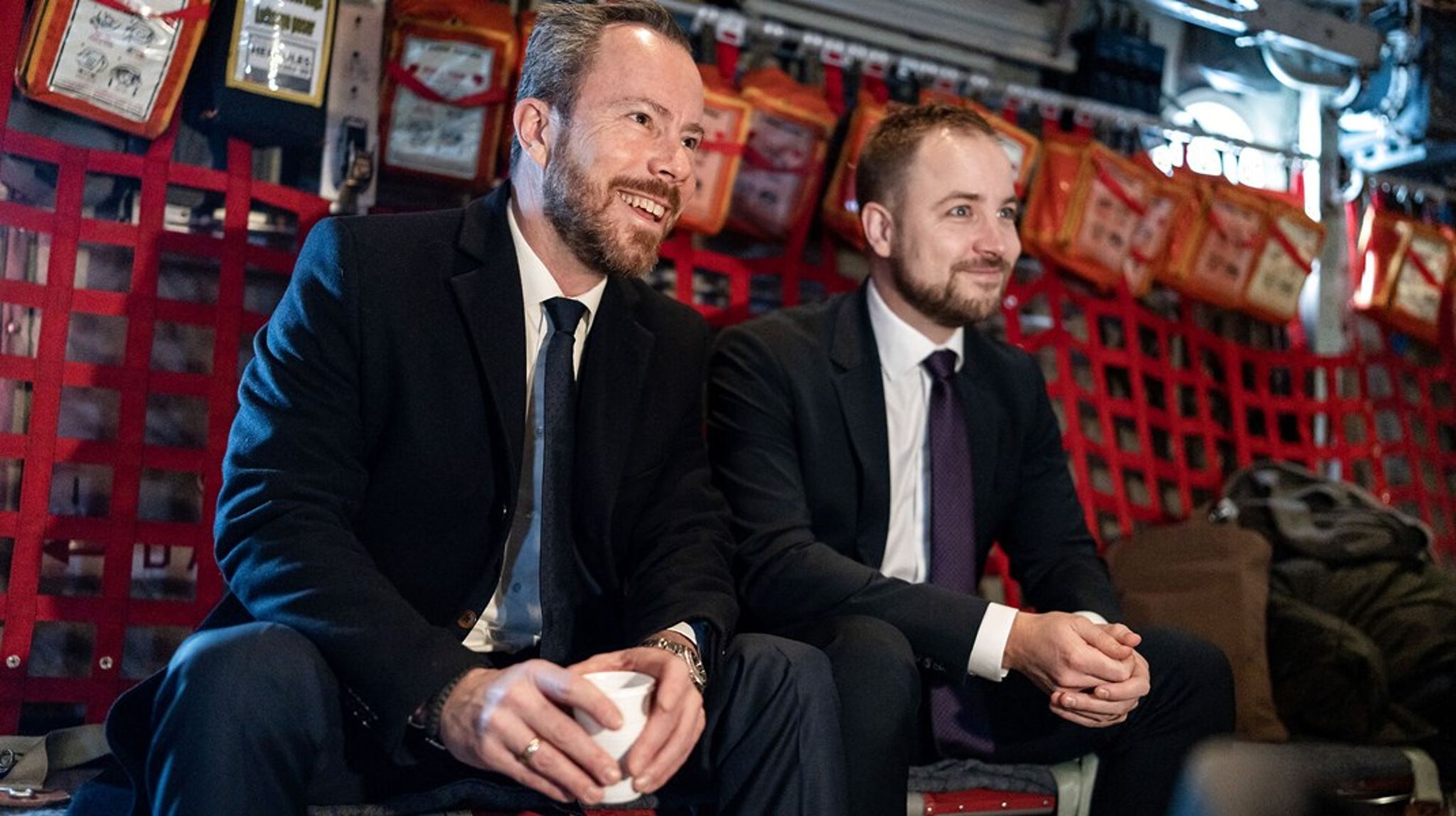 Forsvarsminister Jakob Ellemann-Jensen (t.v.) og Rasmus Bebe (t.h.) i et Hercules-fly fra Flyvevåbnet på vej til Letland mandag den 19. december.