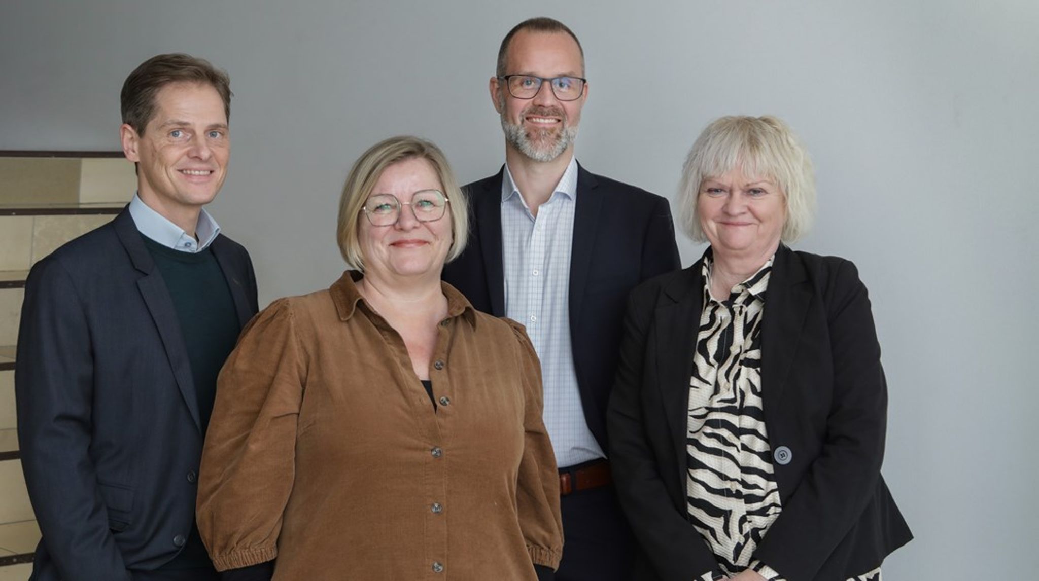 Slagelse Kommunes tre nye direktører fra venstre mod højre: Jesper Schlüter, Margrethe Kusk Pedersen og Marianne Stentebjerg. Kommunaldirektør Anders Bjældager står bagerst.