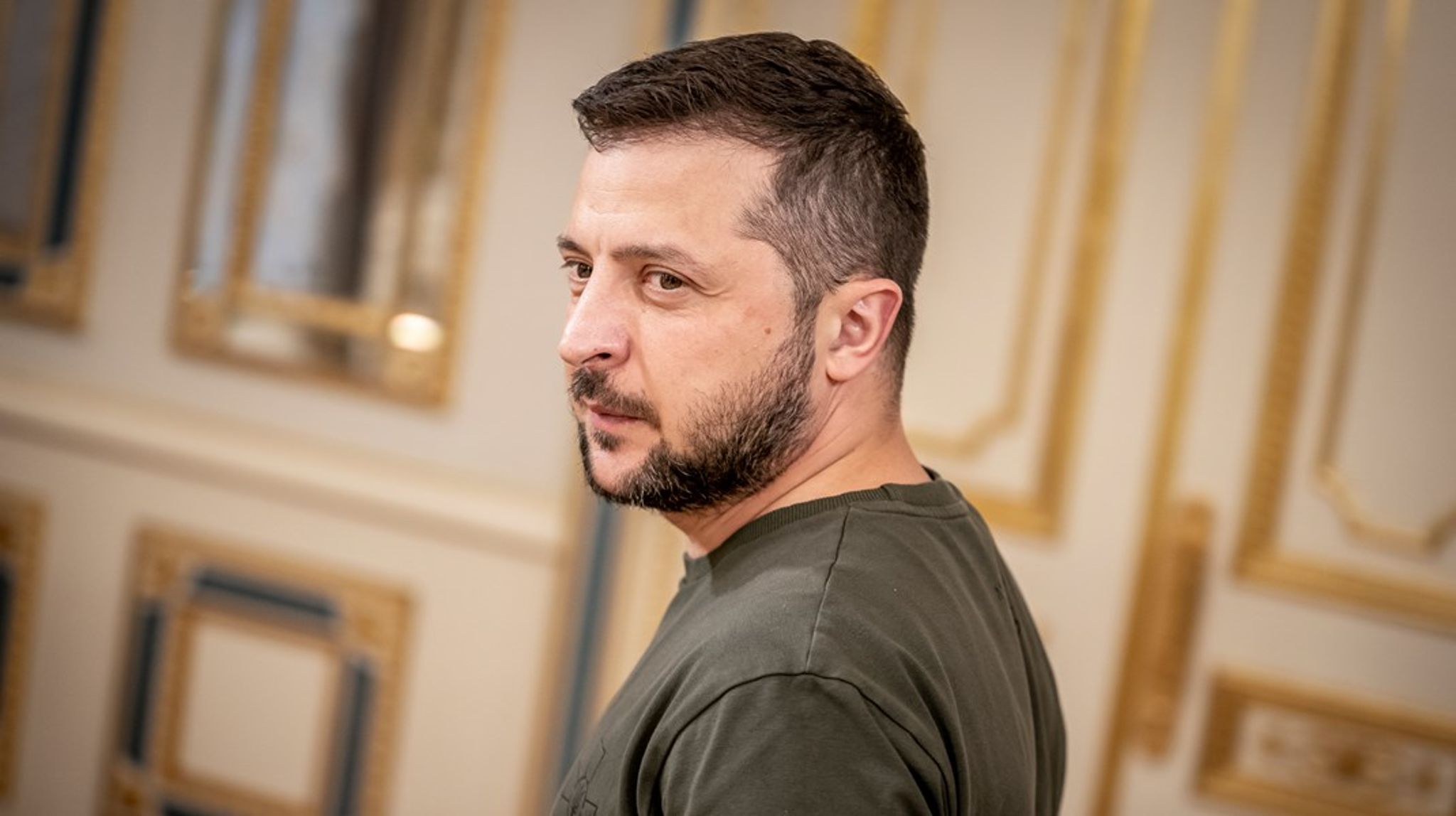 Måske er Volodymyr Zelenskyj ingen Churchill i intellektuel forstand – sidstnævnte modtog trods alt en Nobelpris i litteratur, mens førstnævnte har lagt stemme til den ukrainske udgave af Bjørnen Paddington – men Ukraines førstemand kan også mobilisere sproget og sende det i krig, skriver Adam Holm.