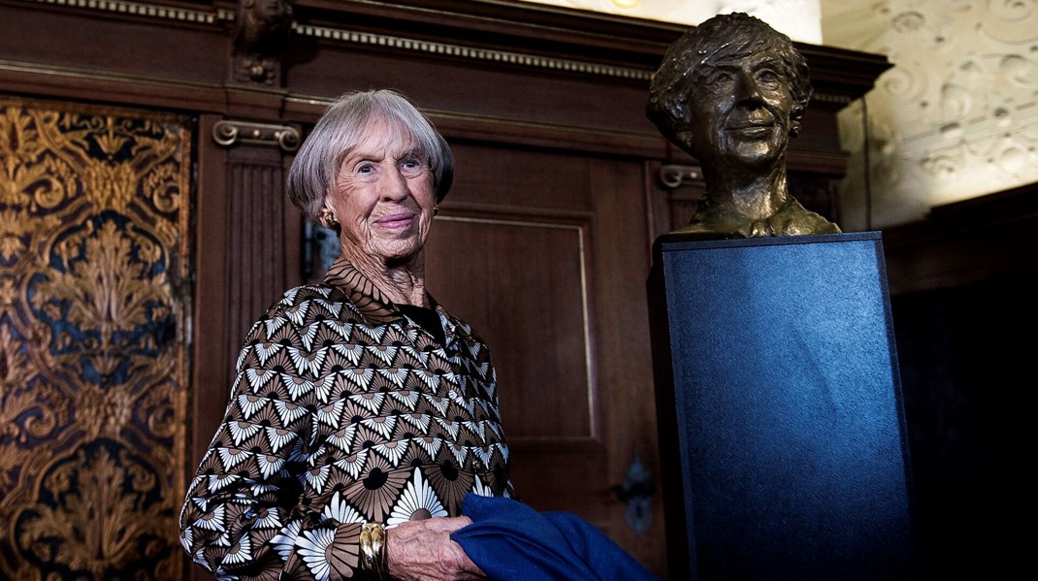 Lise Nørgaard, forfatter og journalist, ved siden af sin egen bronzebuste, der er skabt af billedhugger Stine Ring Hansen. Lise Nørgaard bisættes fredag i i Sankt
Pauls Kirke i København.<br><br>